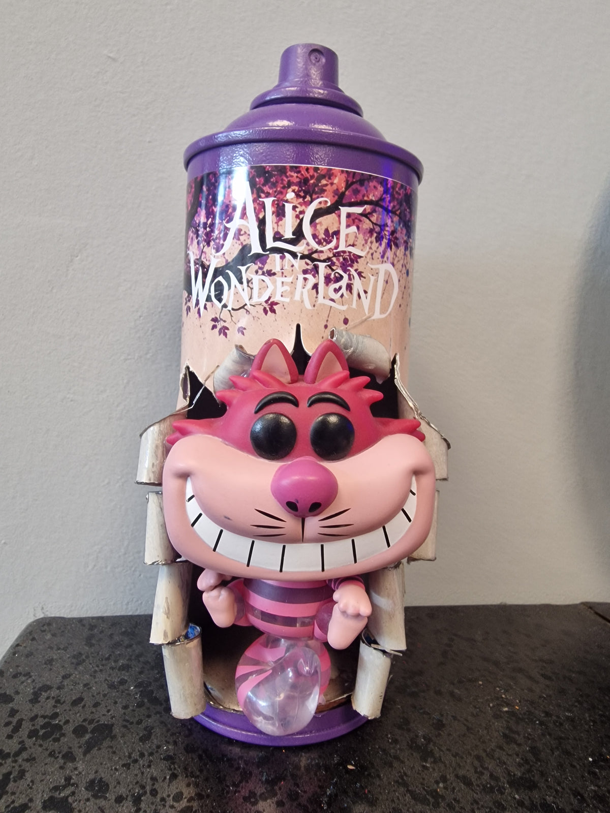 Bombe de peinture Alice au Pays des Merveilles – Chat du Cheshire – Décoration Disney customisée