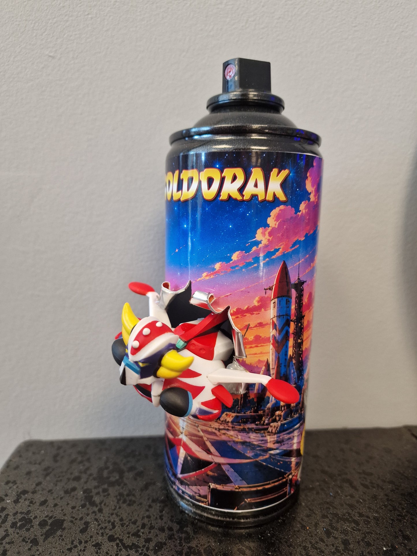 Bombe de peinture Goldorak customisée – Figurine 3D effet explosion – Déco Manga & Pop Culture