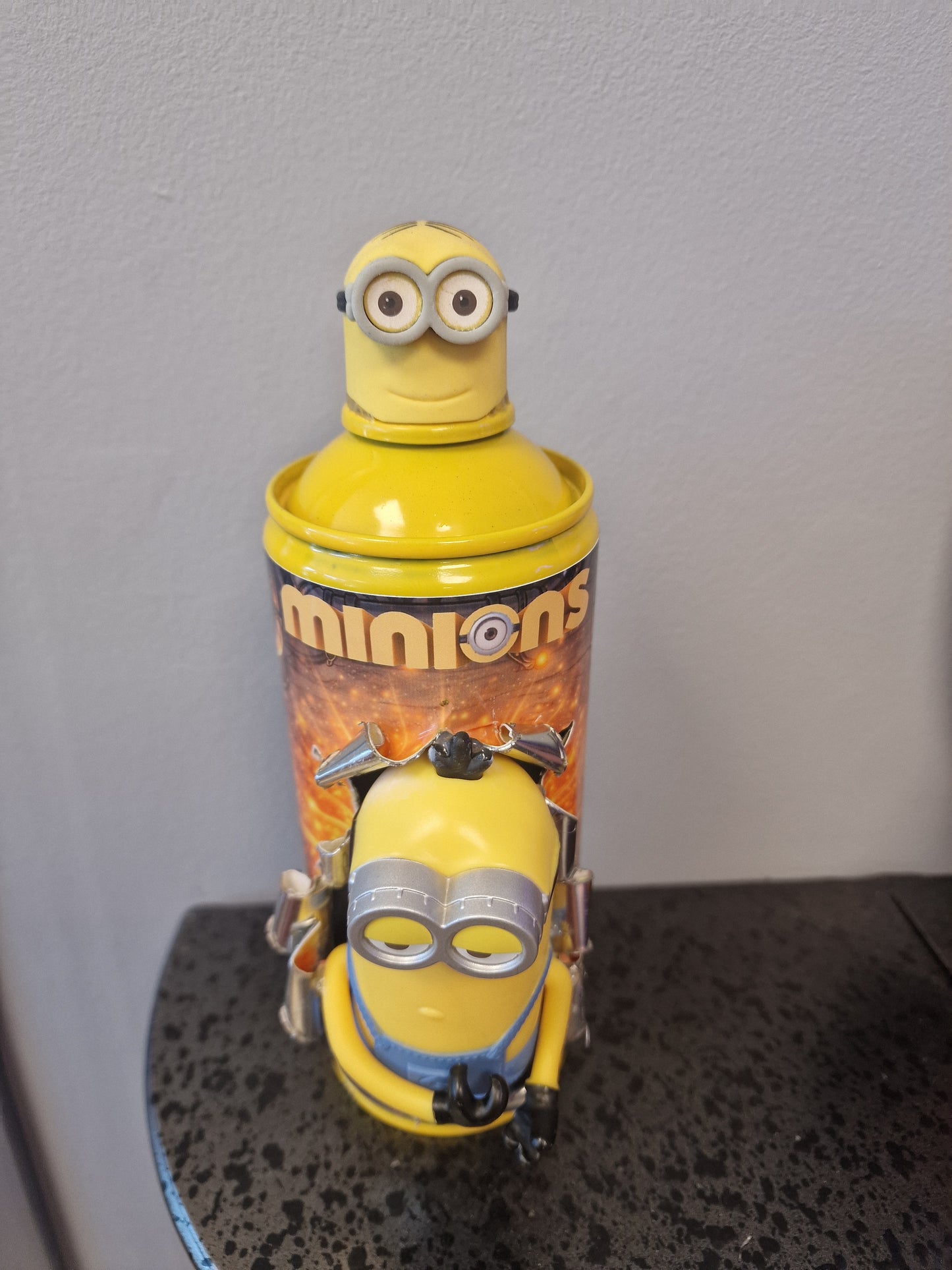 Bombe de peinture custom minions– Figurine des minions 3 pop culture artisanale