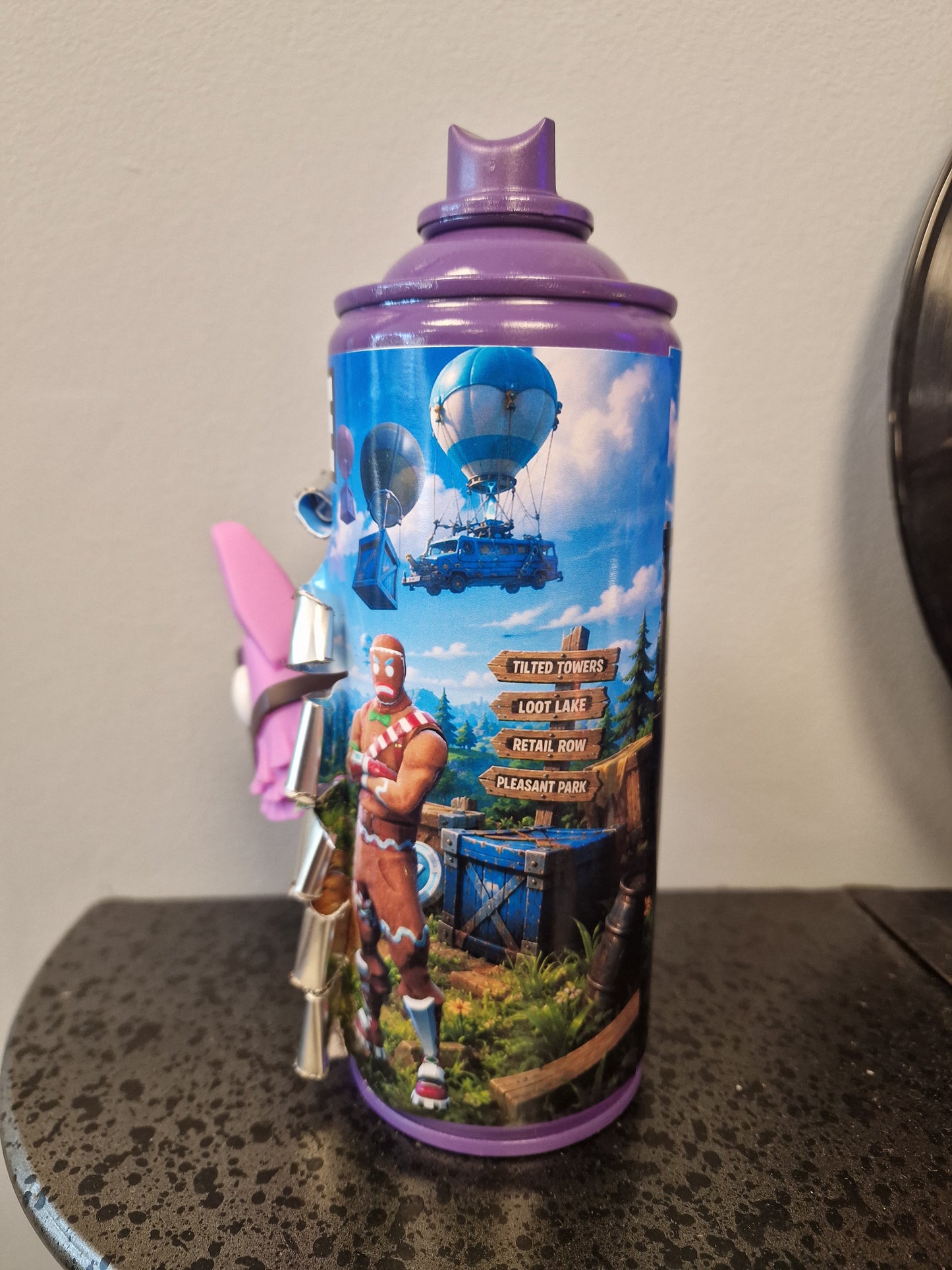 Bombe de peinture custom Fortnite – Loot Llama 3D – Déco Gaming Pop Art – Street Art Gamer – Pièce décorative originale