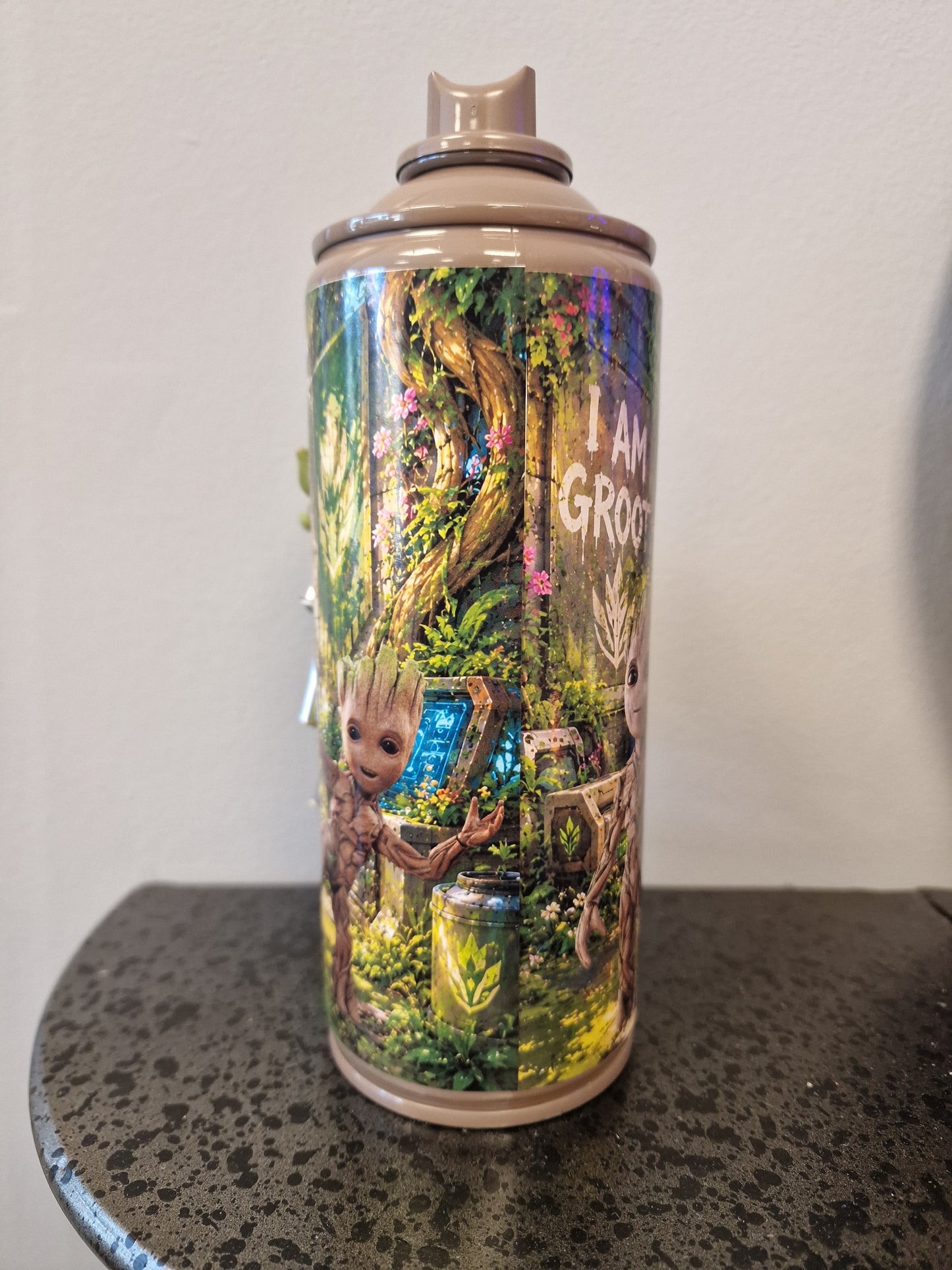 Bombe de peinture custom Groot – Décoration 3D Gardiens de la Galaxie – Art urbain Pop Culture – Pièce artisanale originale