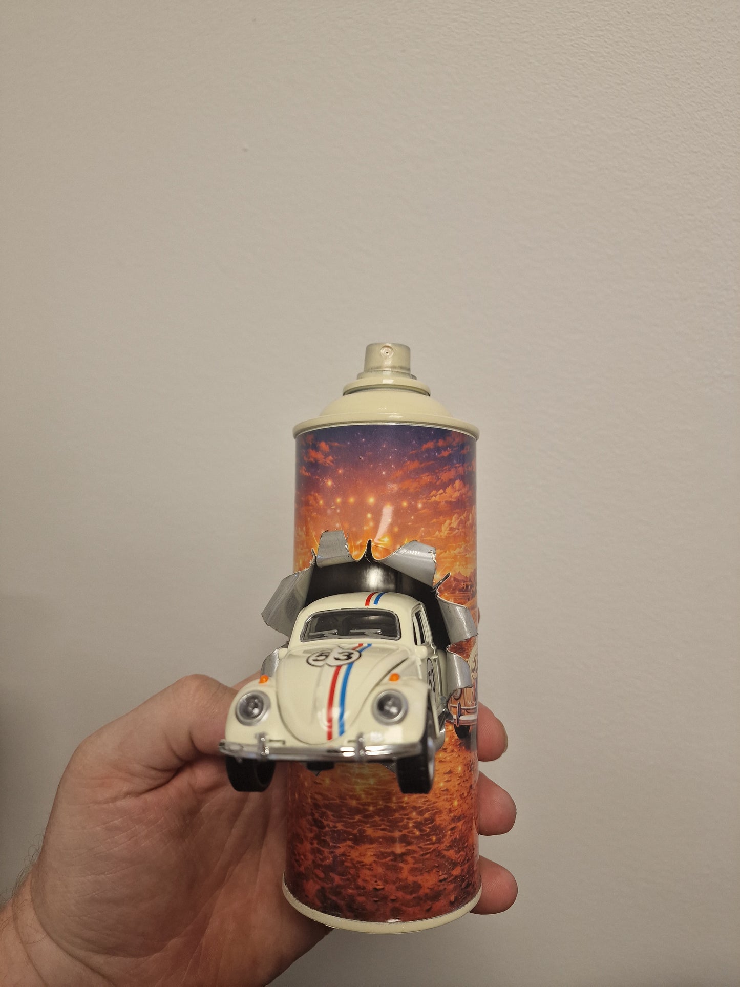 Bombe de peinture custom Volkswagen – Figurine coccinelle pop culture artisanale