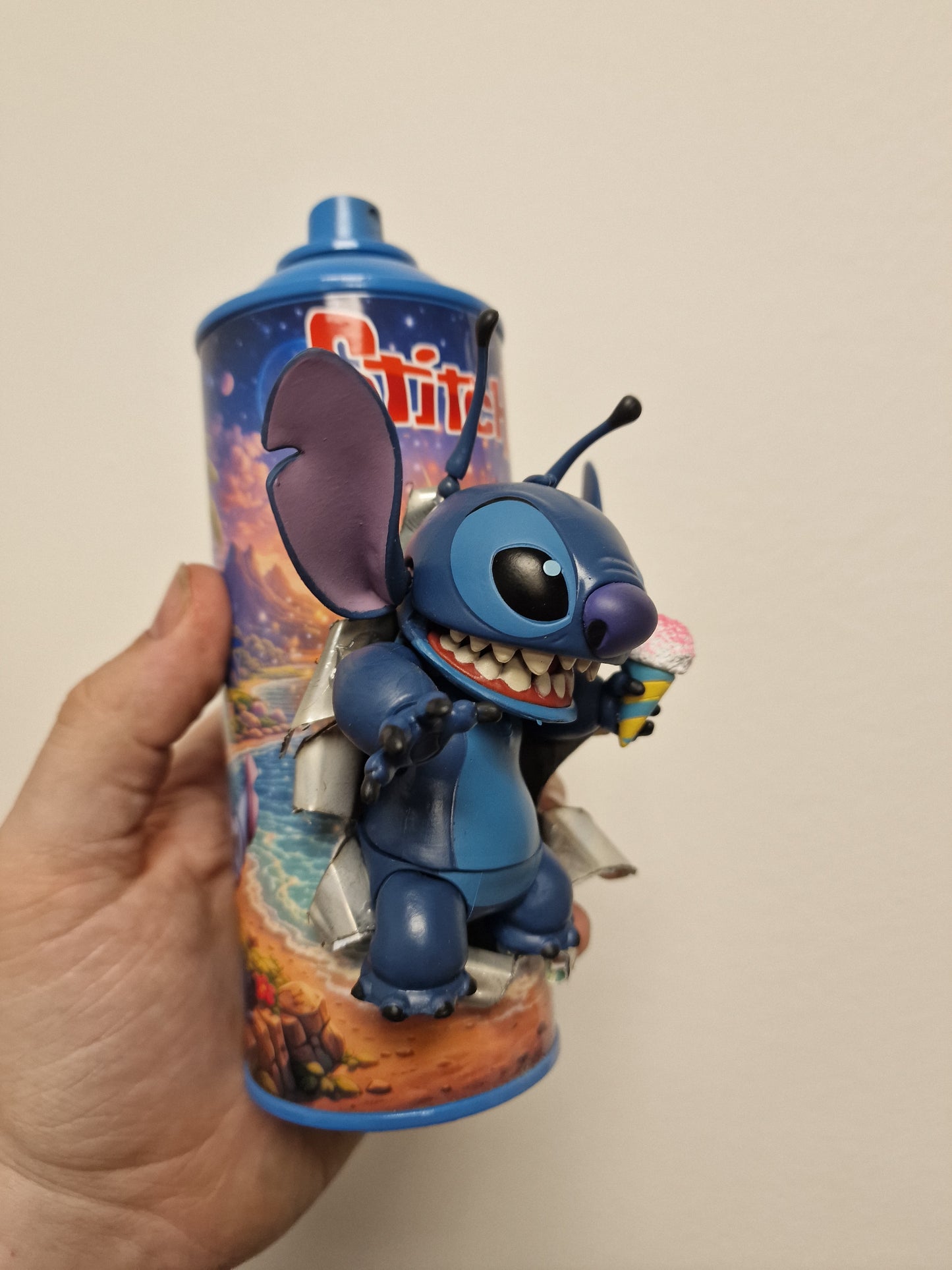 Bombe de peinture custom lilo et stitch – Figurine stitch pop culture artisanale