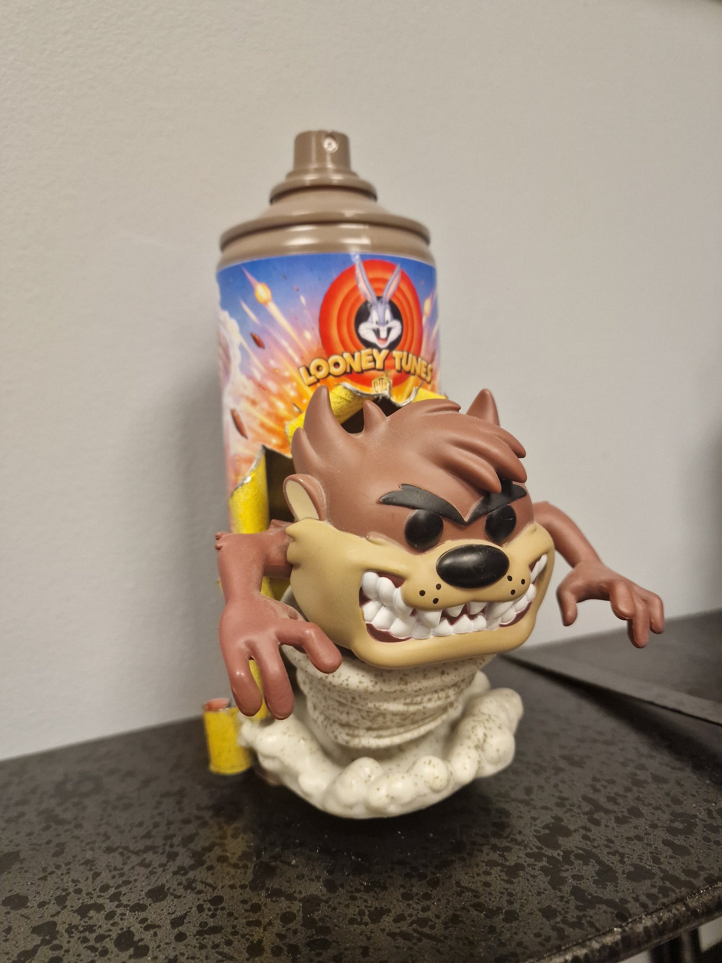 Bombe de peinture custom  looney tunes figurine Taz pop culture artisanale