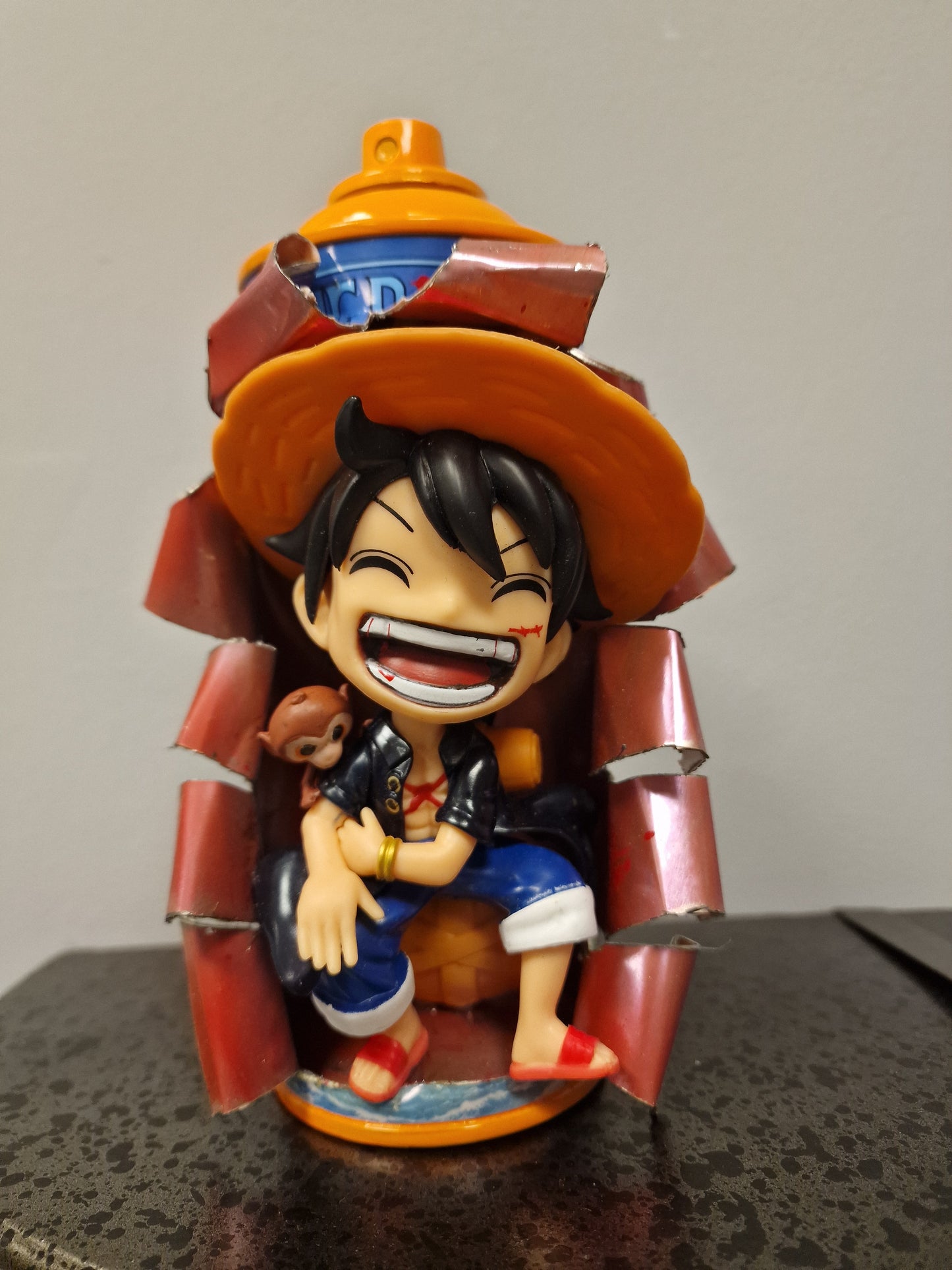 Bombe de peinture custom luffy – Figurine one piece pop culture artisanale