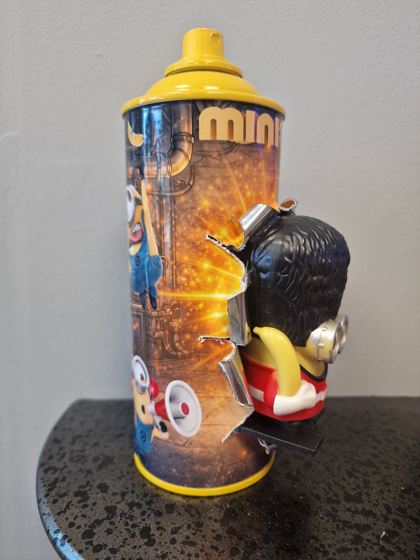 Bombe de peinture custom minions– Figurine des minions England pop culture artisanale