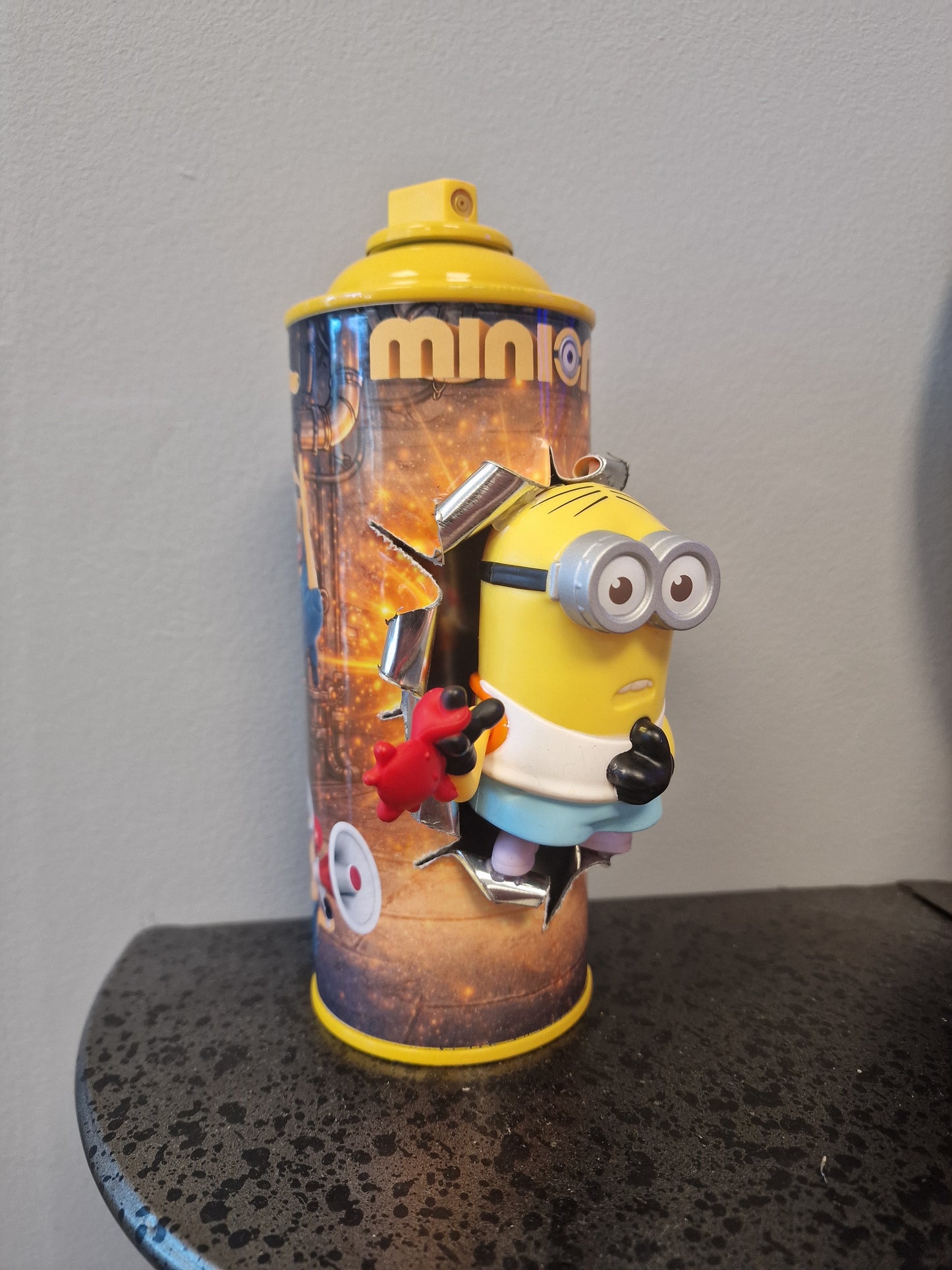 Bombe de peinture custom minions– Figurine des minions enfant pop culture artisanale