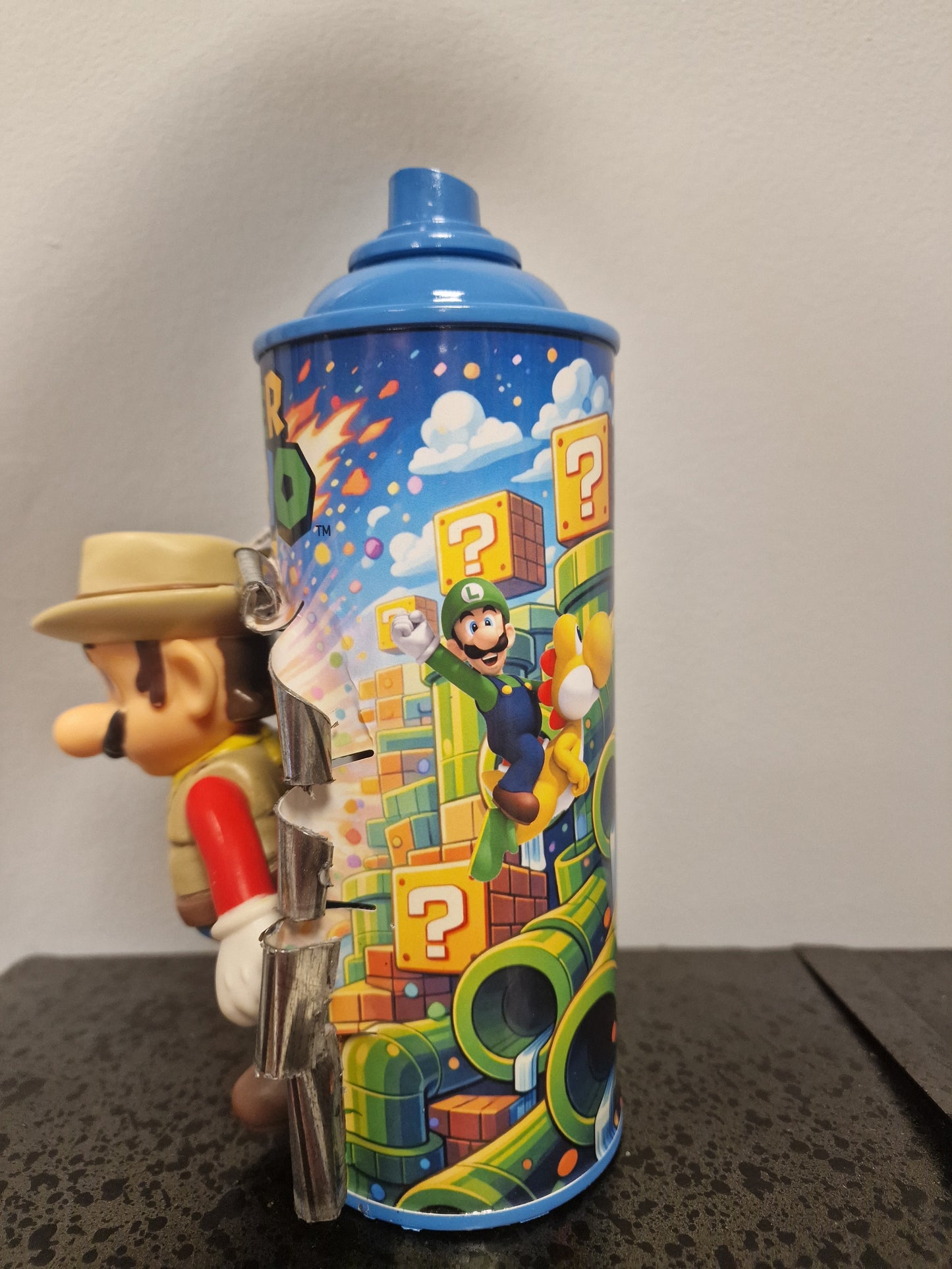 Bombe de peinture custom nintendo  – Figurine mario cowboy   pop culture artisanale
