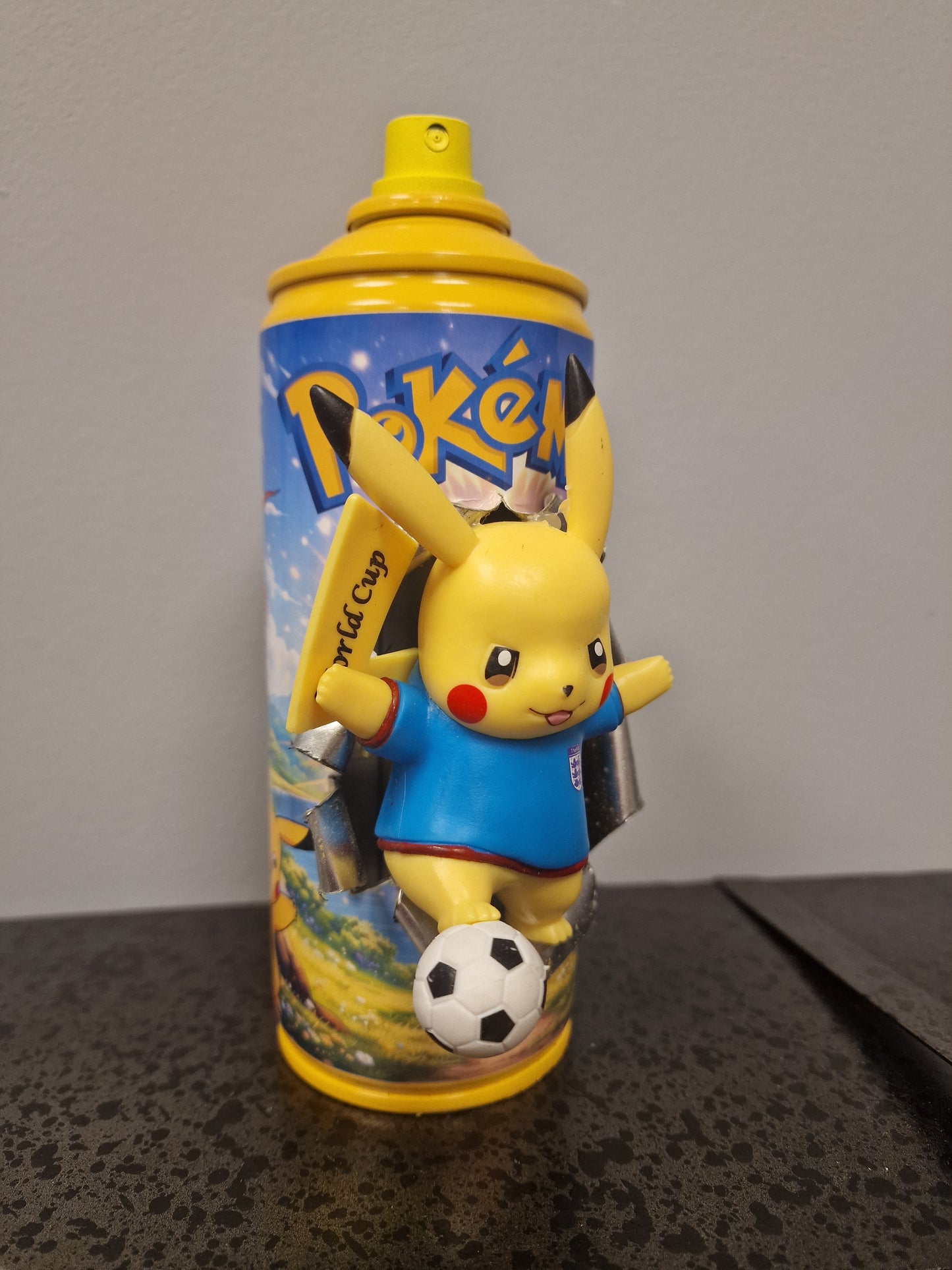 Bombe de peinture custom pokemon – Figurine pikachu  football 2 pop culture artisanale