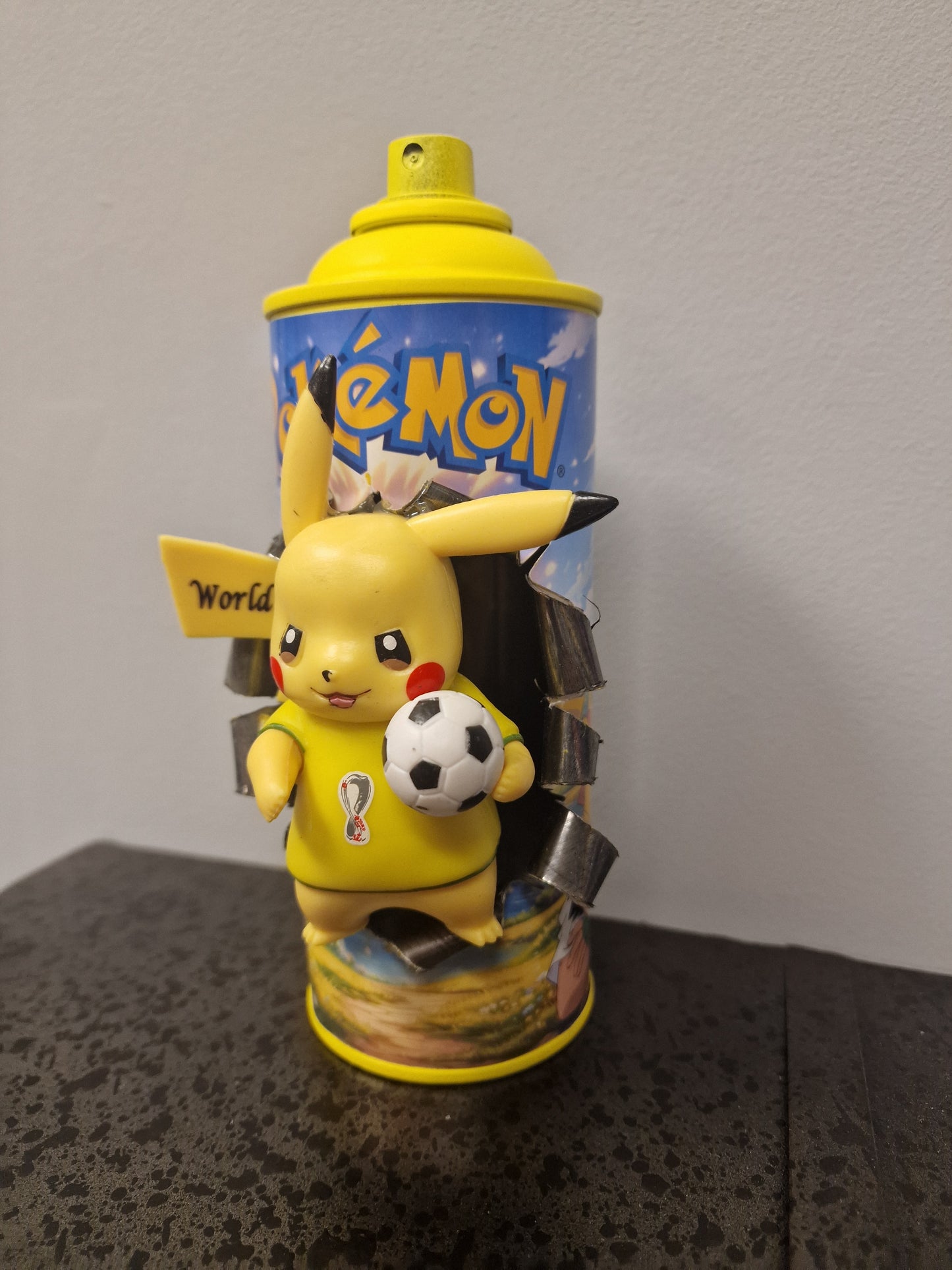 Bombe de peinture custom pokemon – Figurine pikachu  football pop culture artisanale