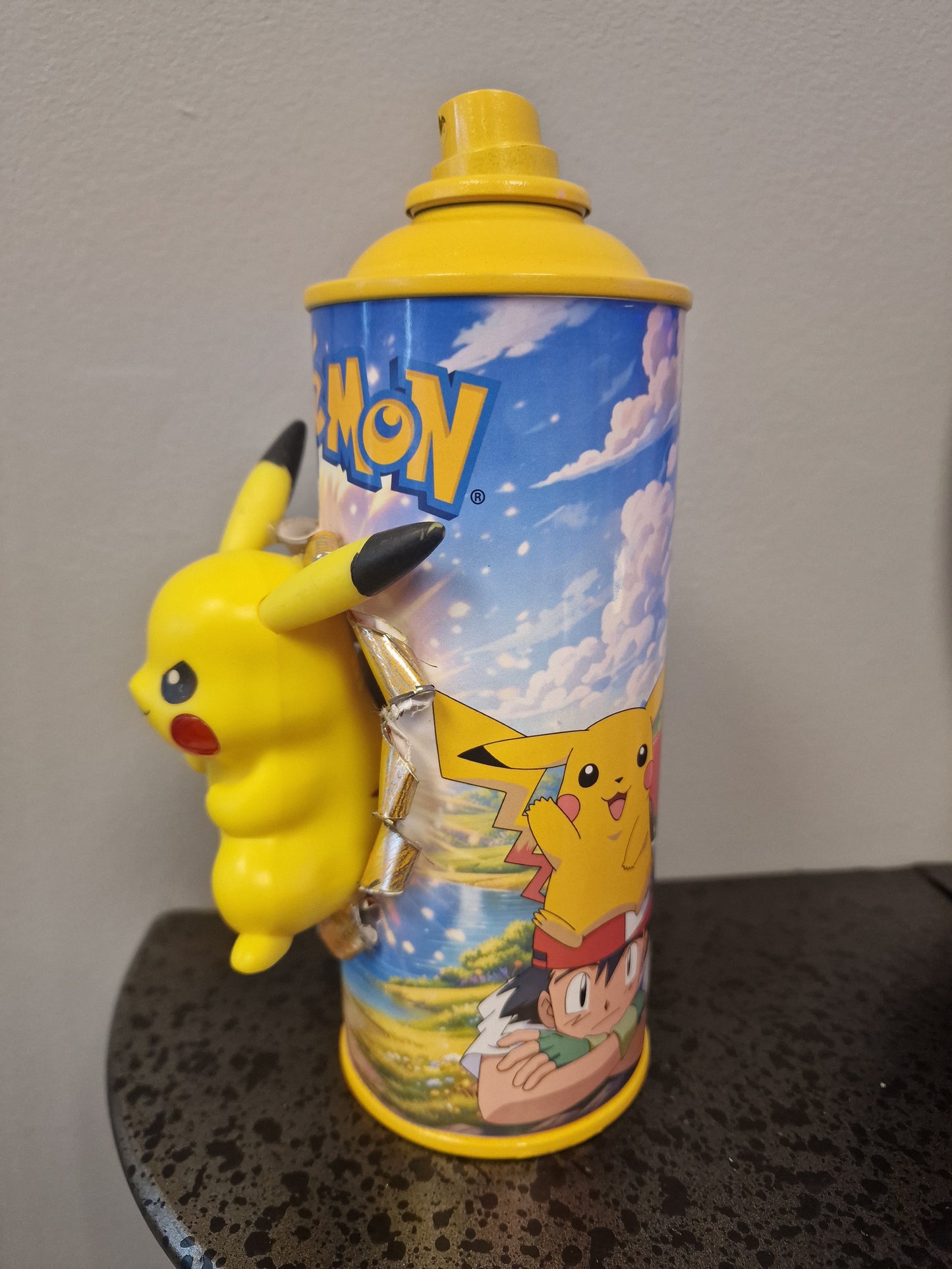 Bombe de peinture custom pokemon – Figurine pikachu pop culture artisanale