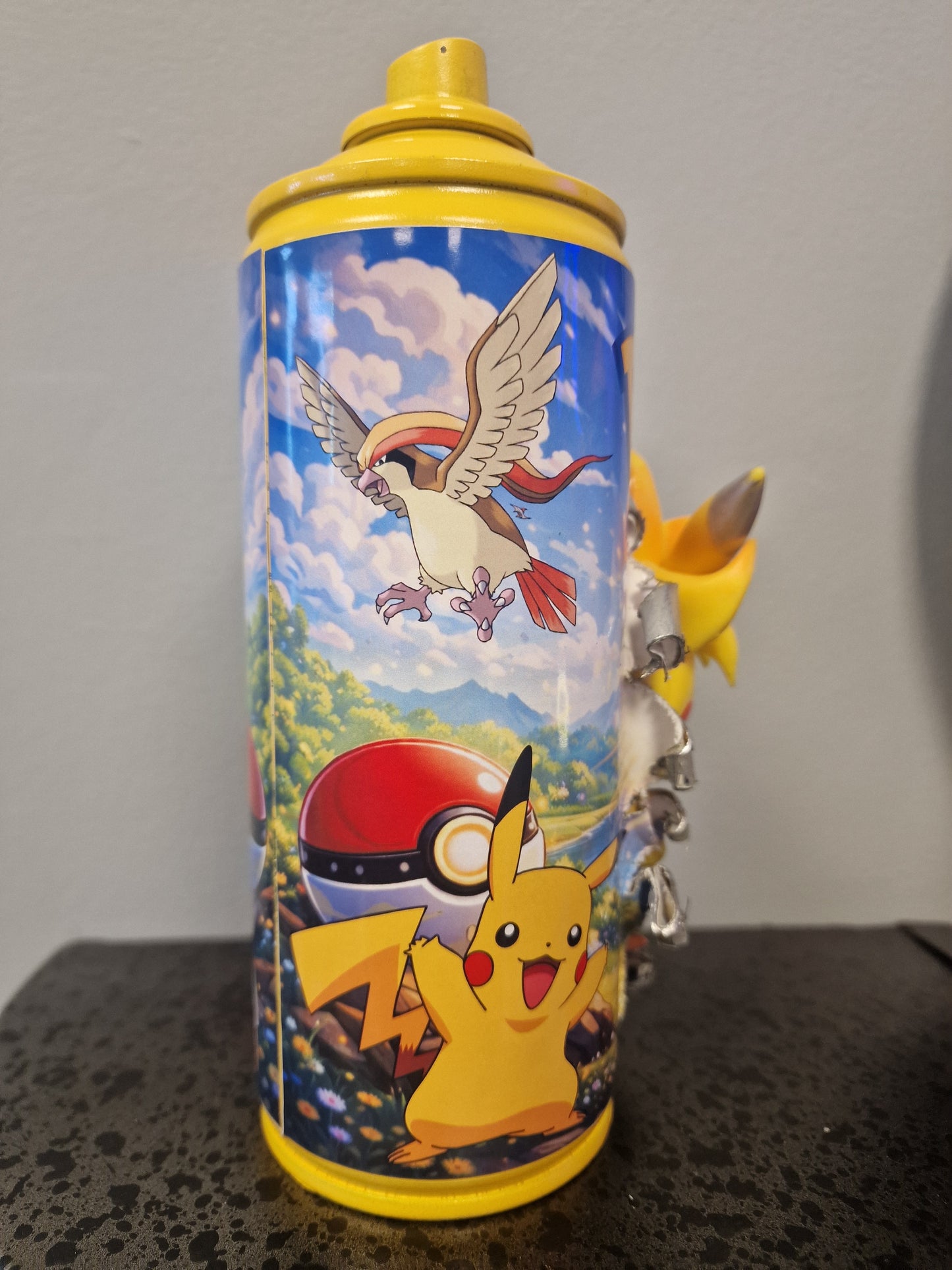 Bombe de peinture custom pokemon – Figurine pikachu sangoku pop culture artisanale