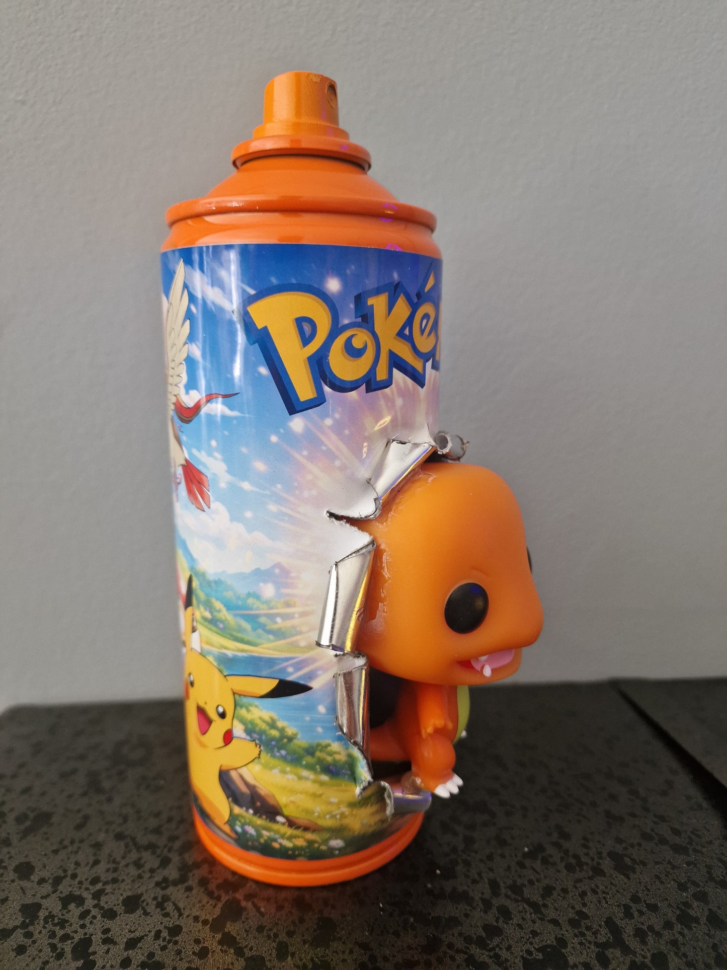 Bombe de peinture custom pokemon – Figurine salameche  pop culture artisanale