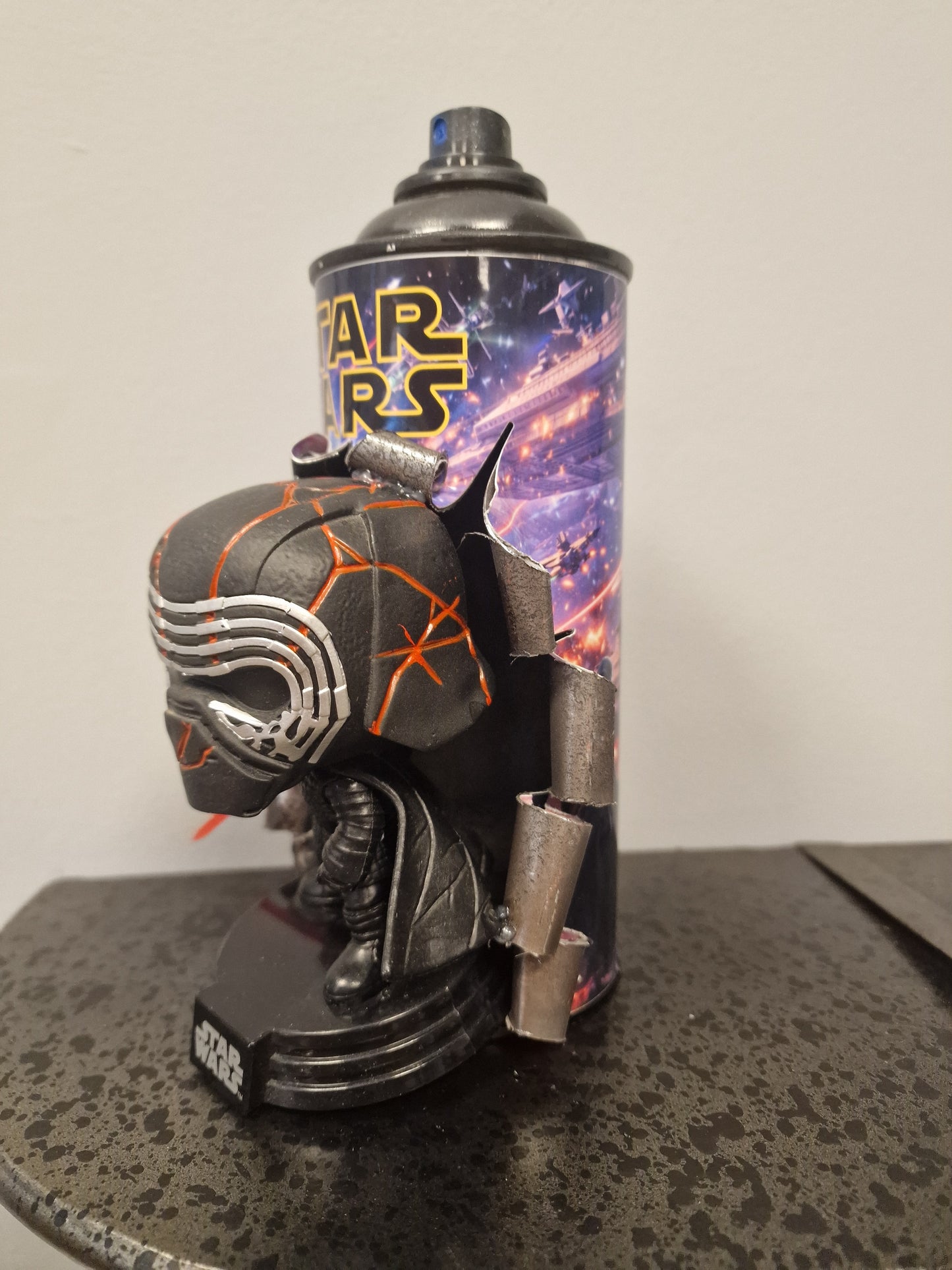 Bombe de peinture custom star wars – Figurine kylo ren pop culture artisanale