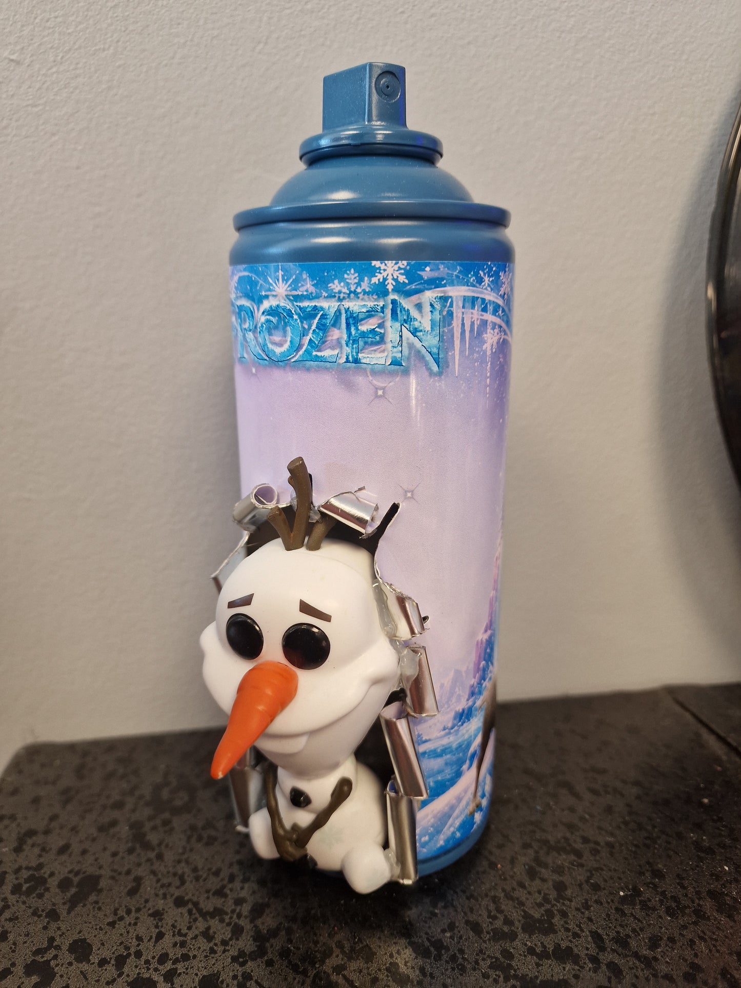 Bombe de peinture customisée La Reine des Neiges – Olaf – Décoration Frozen – Pièce unique