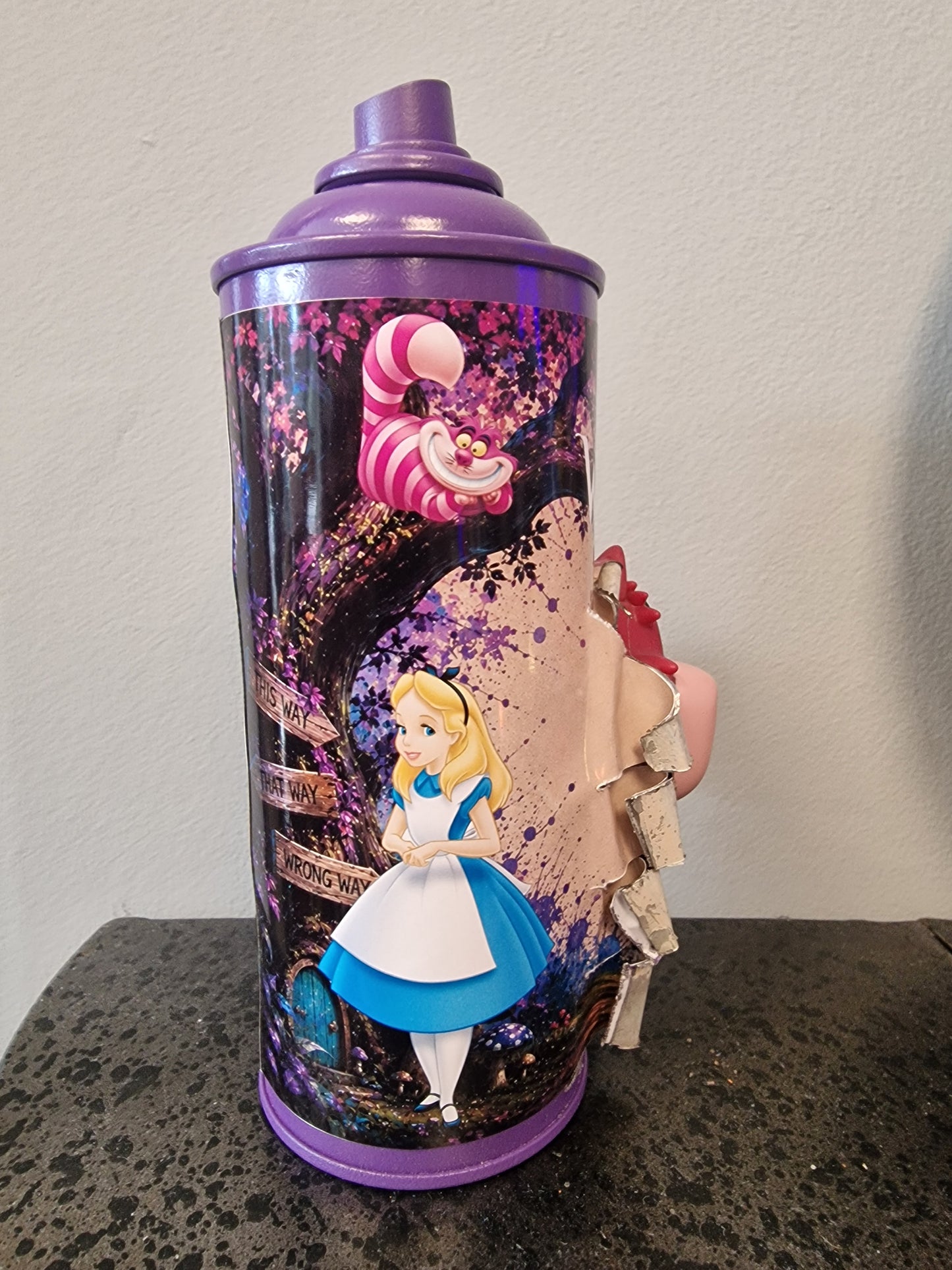 Bombe de peinture Alice au Pays des Merveilles – Chat du Cheshire – Décoration Disney customisée