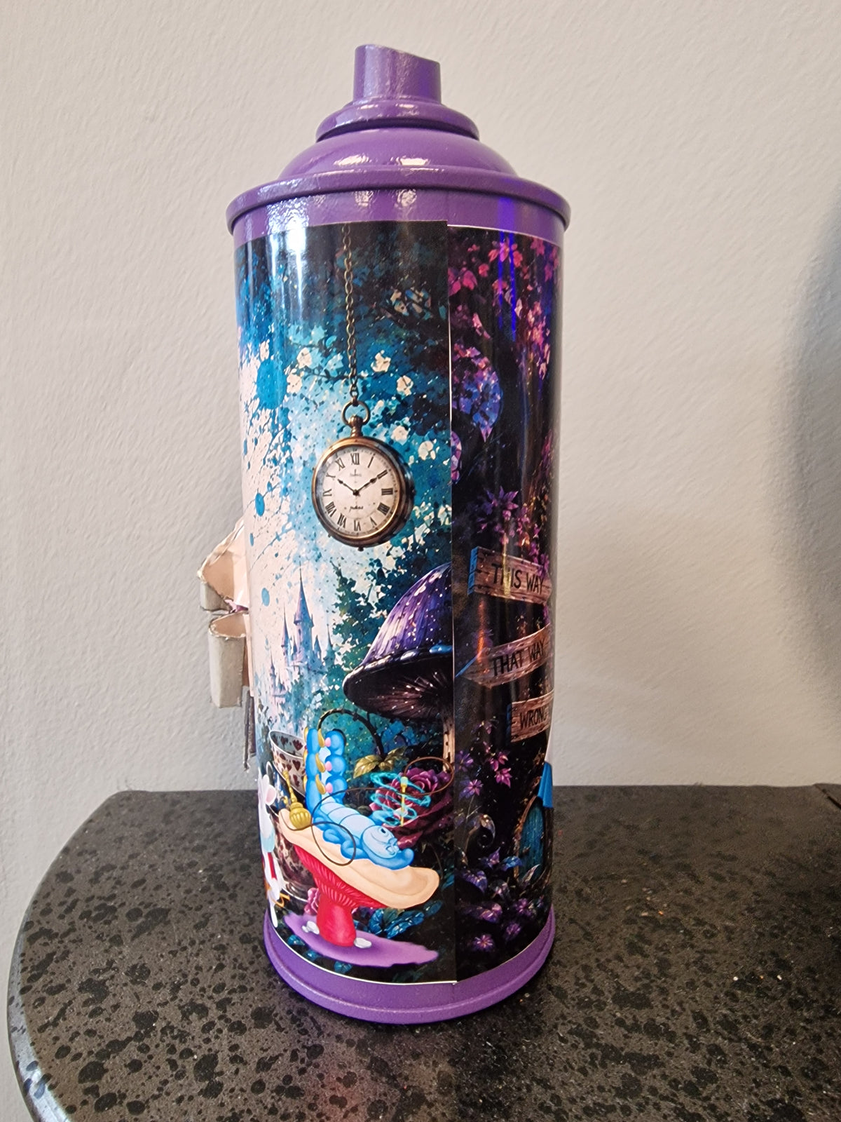 Bombe de peinture Alice au Pays des Merveilles – Chat du Cheshire – Décoration Disney customisée