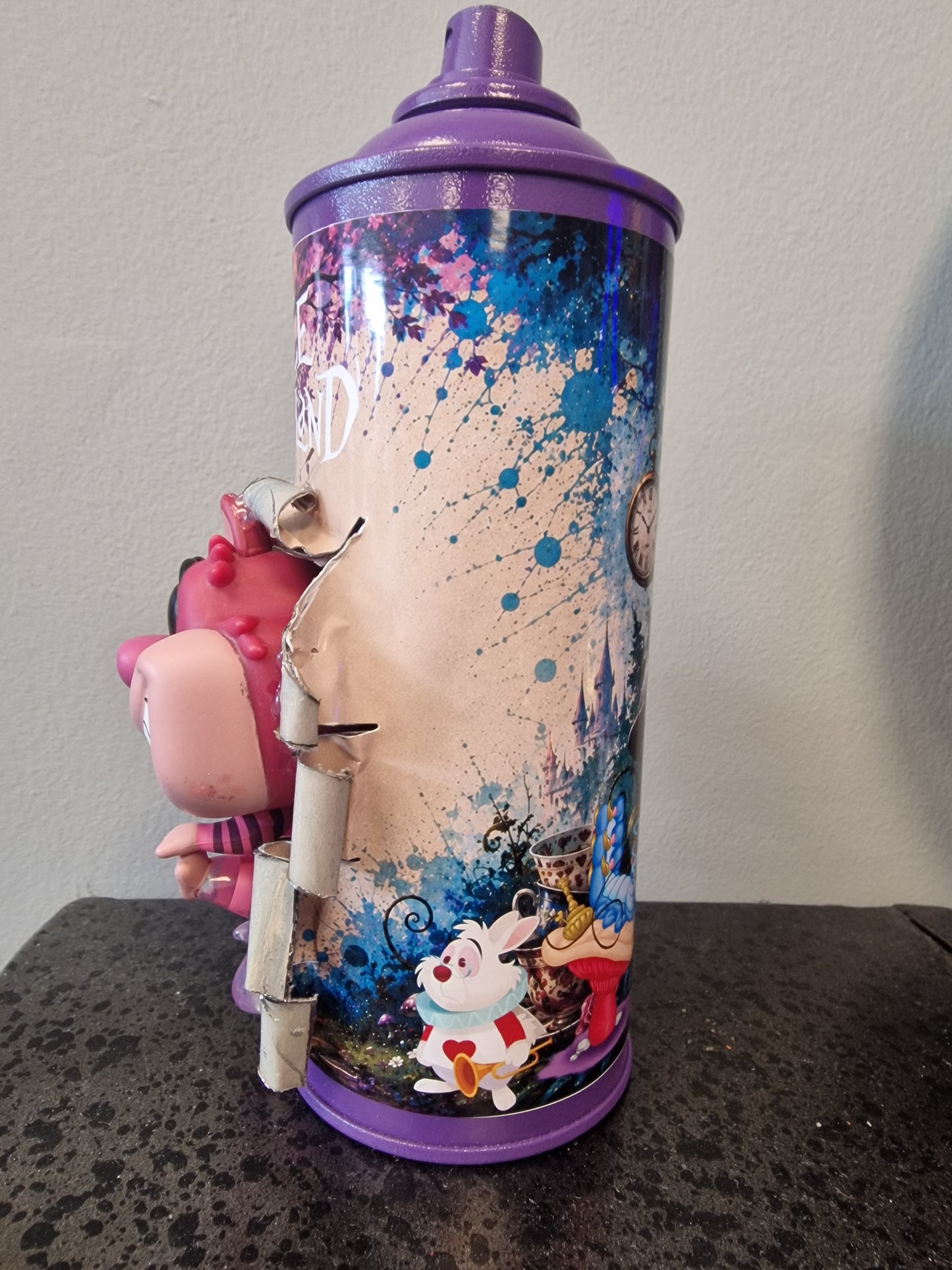 Bombe de peinture Alice au Pays des Merveilles – Chat du Cheshire – Décoration Disney customisée