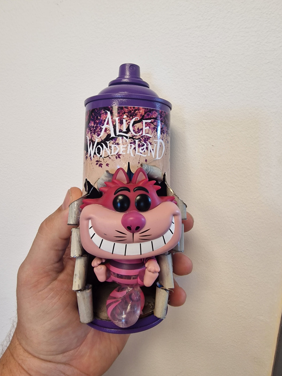 Bombe de peinture Alice au Pays des Merveilles – Chat du Cheshire – Décoration Disney customisée