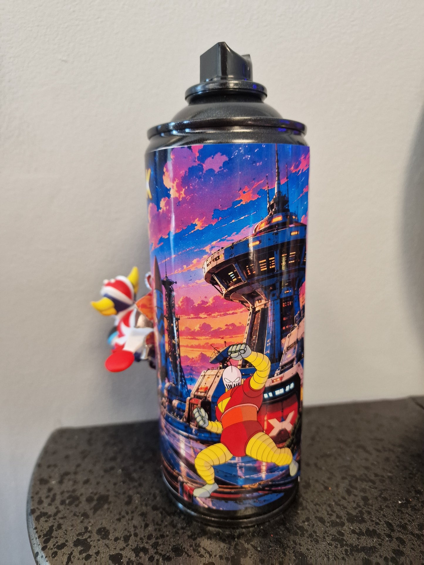 Bombe de peinture Goldorak customisée – Figurine 3D effet explosion – Déco Manga & Pop Culture