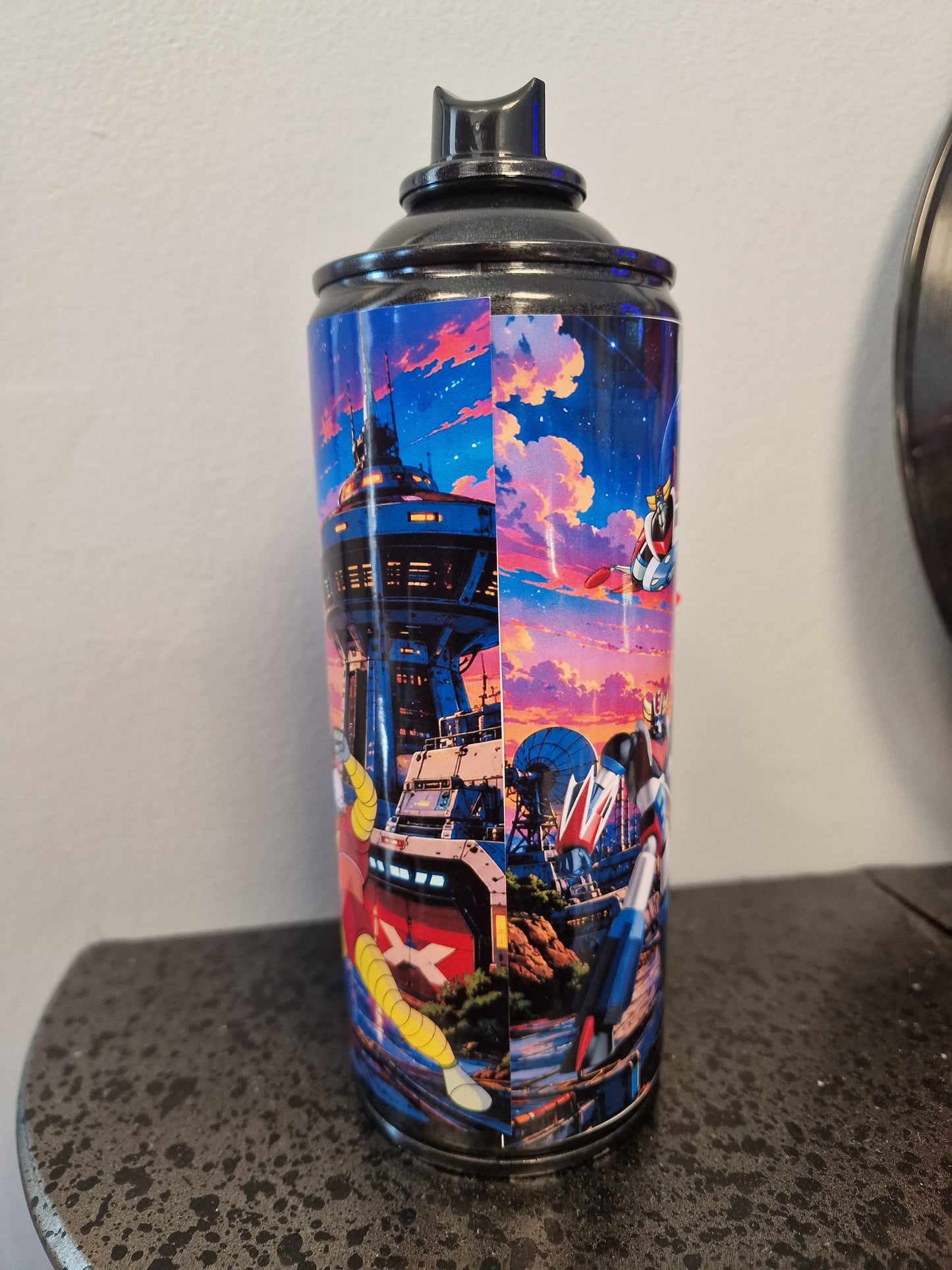 Bombe de peinture Goldorak customisée – Figurine 3D effet explosion – Déco Manga & Pop Culture