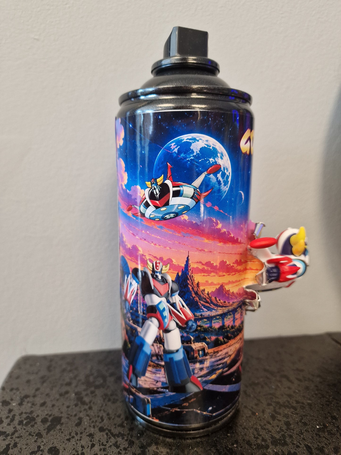 Bombe de peinture Goldorak customisée – Figurine 3D effet explosion – Déco Manga & Pop Culture