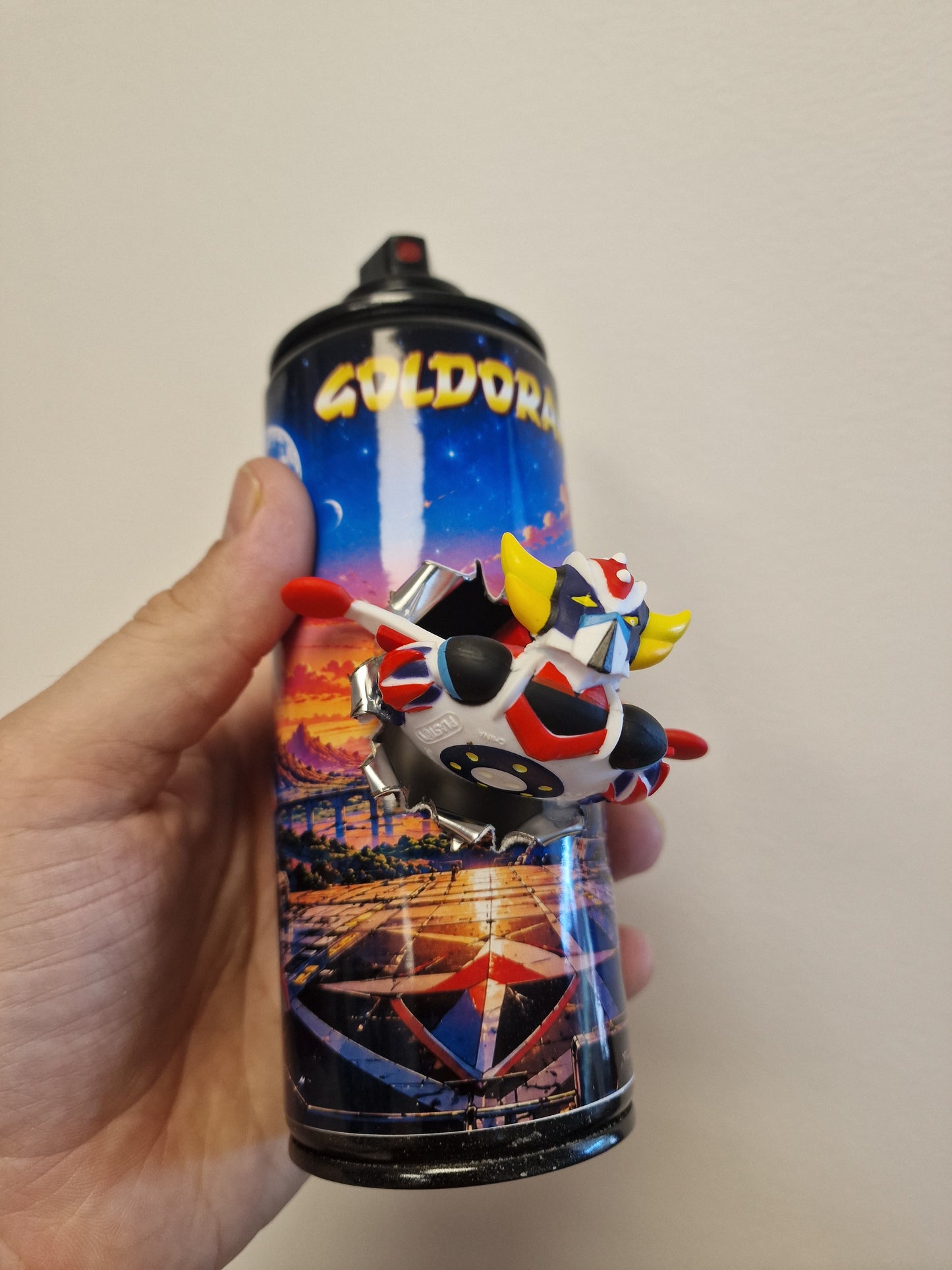 Bombe de peinture Goldorak customisée – Figurine 3D effet explosion – Déco Manga & Pop Culture