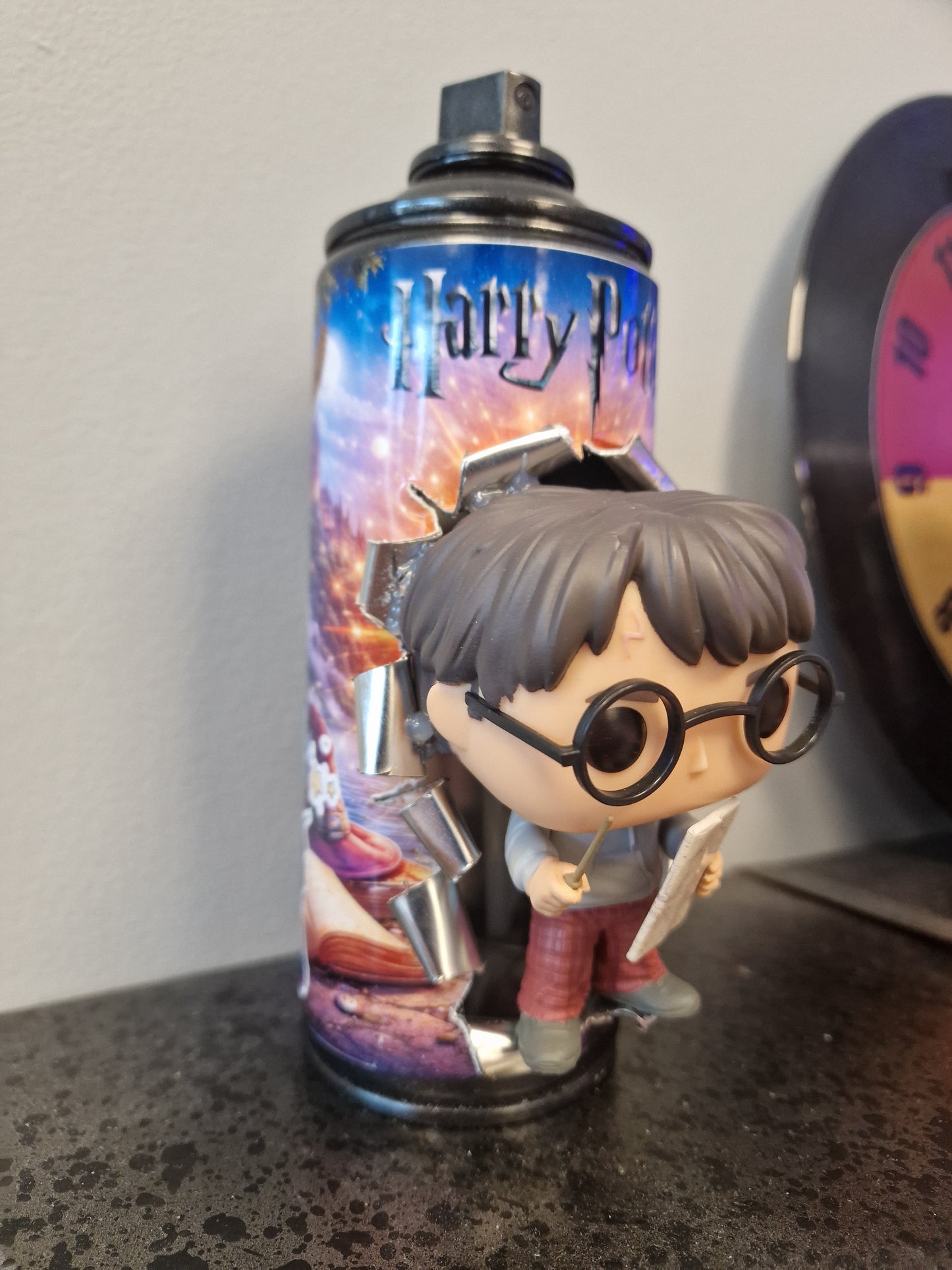Bombe de peinture Harry Potter Customisée 2 – Décoration Geek & Pop Art 3D avec Figurine | Pièce Artisanale Unique