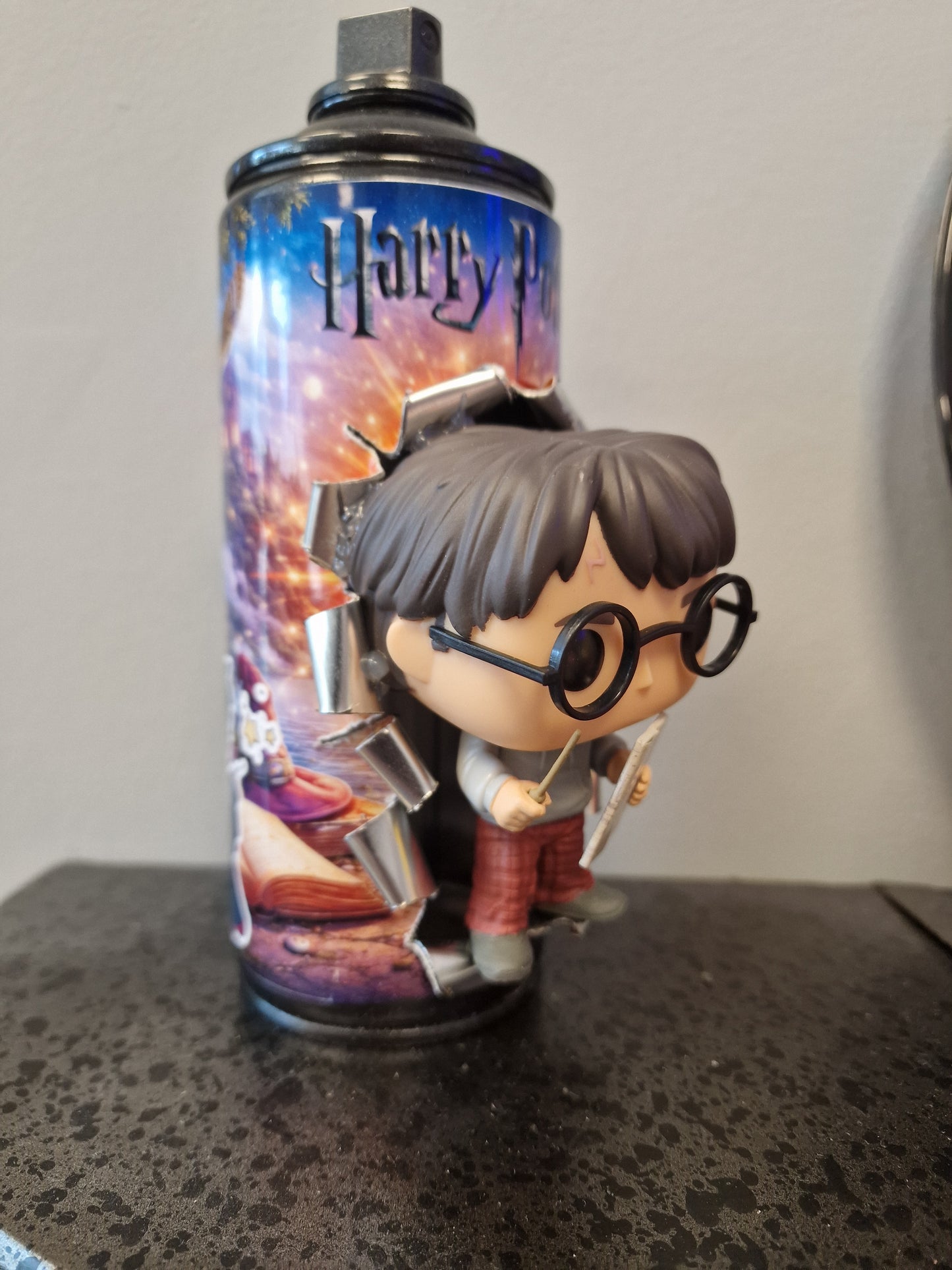 Bombe de peinture Harry Potter Customisée 2 – Décoration Geek & Pop Art 3D avec Figurine | Pièce Artisanale Unique