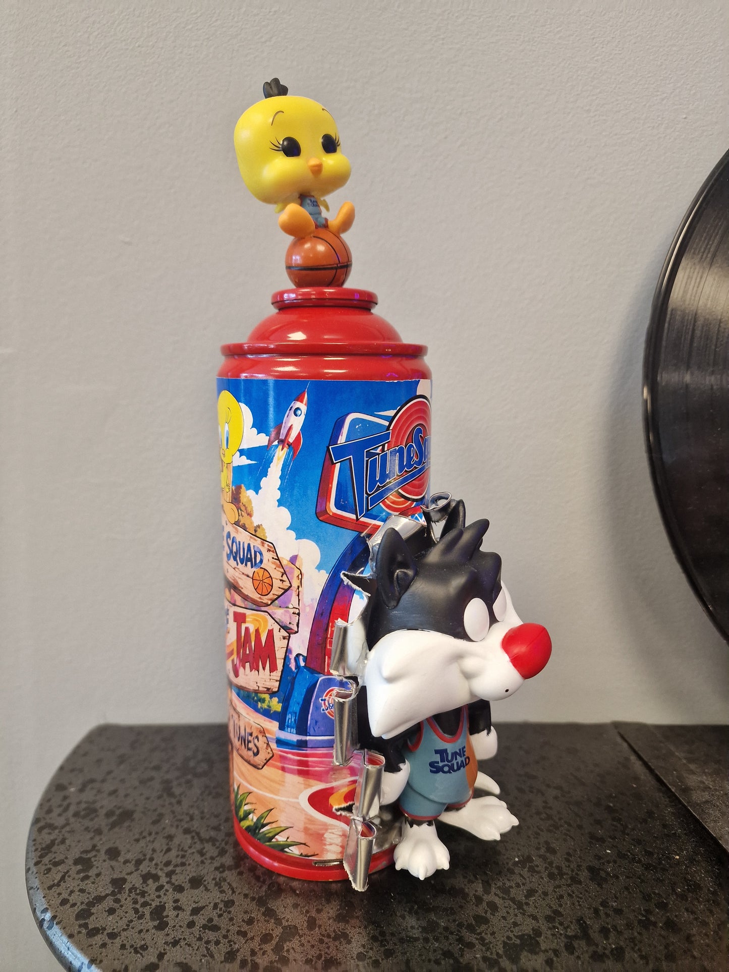 Bombe de peinture custom Titi & Grosminet – Tweety Sylvester Tune Squad – Déco Pop Art Space Jam – Pièce unique Looney Tunes