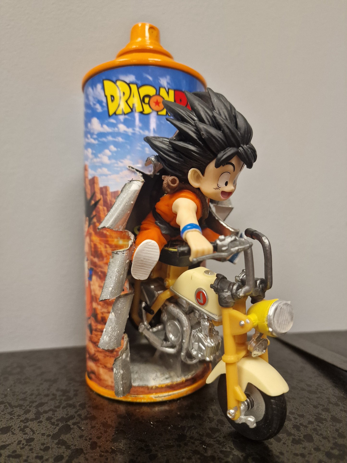 Bombe de peinture custom dragon ball z – Figurine little sangoku pop culture artisanale