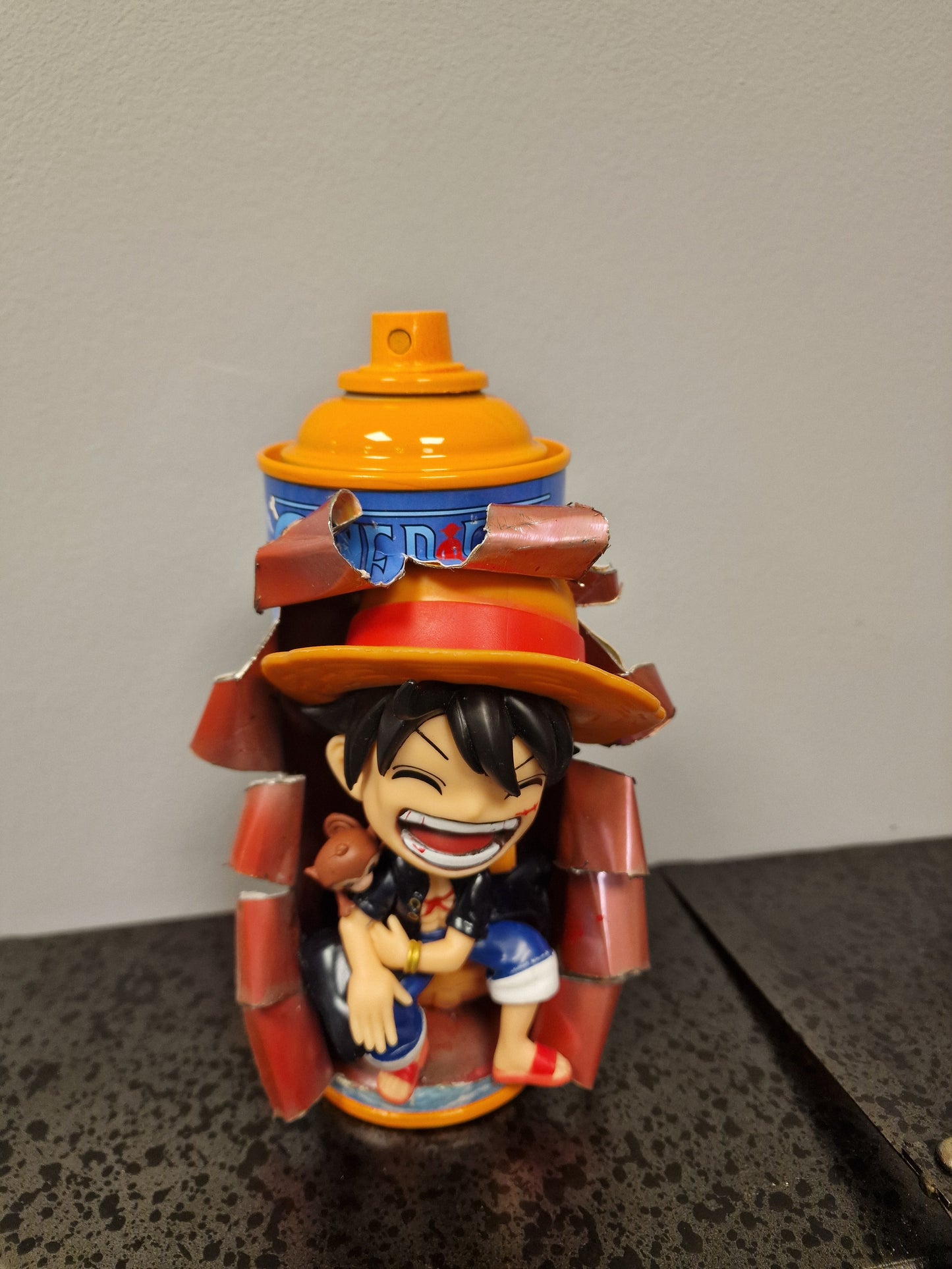Bombe de peinture custom luffy – Figurine one piece pop culture artisanale