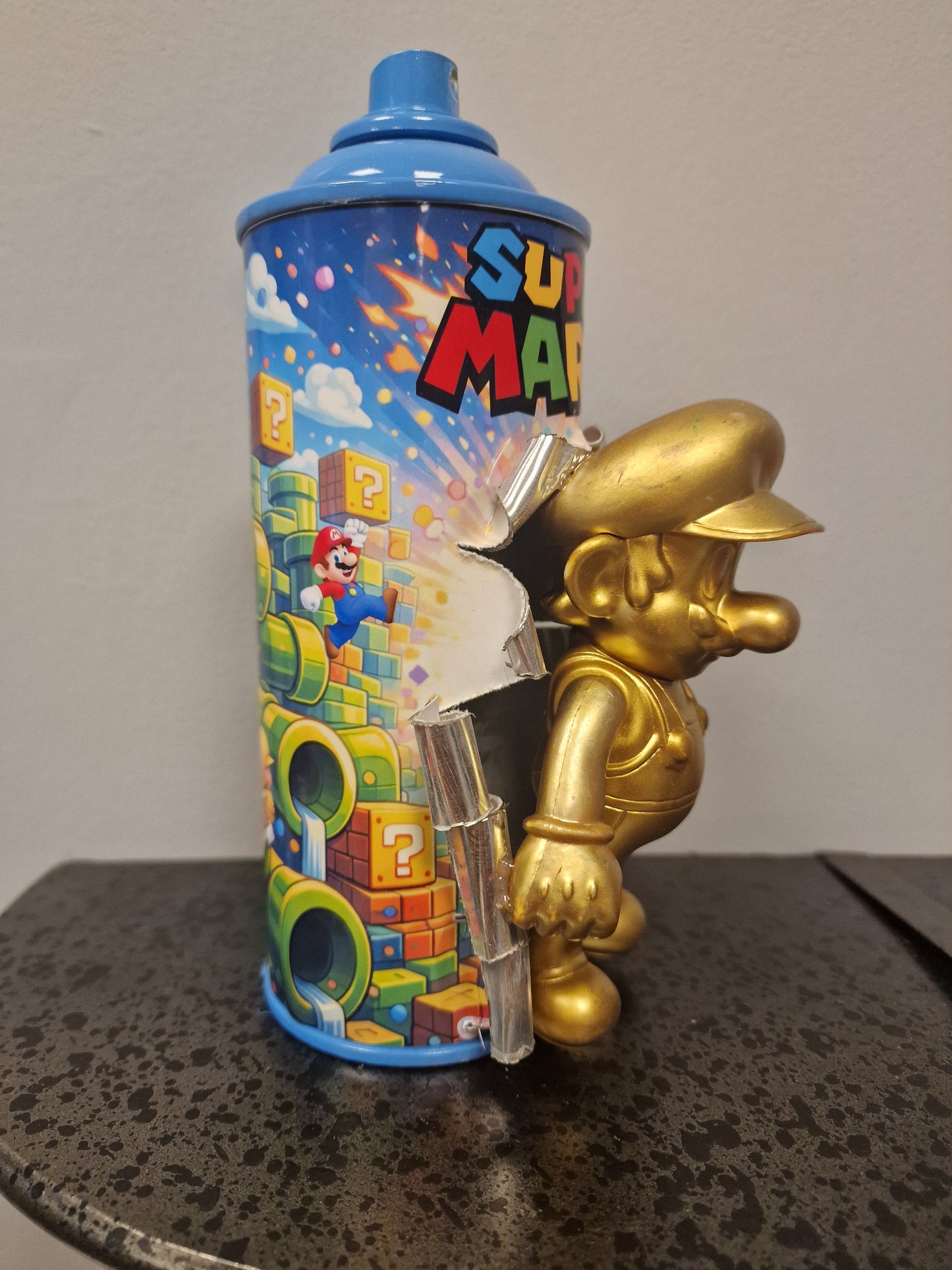 Bombe de peinture custom nintendo  – Figurine mario gold  pop culture artisanale