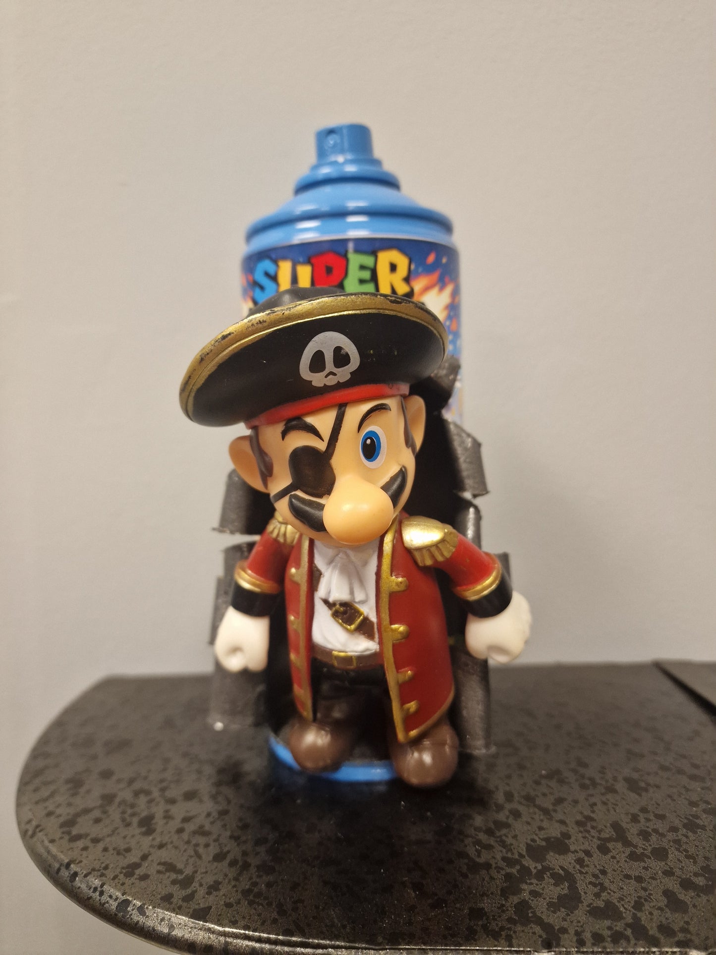Bombe de peinture custom nintendo  – Figurine mario pirate   pop culture artisanale