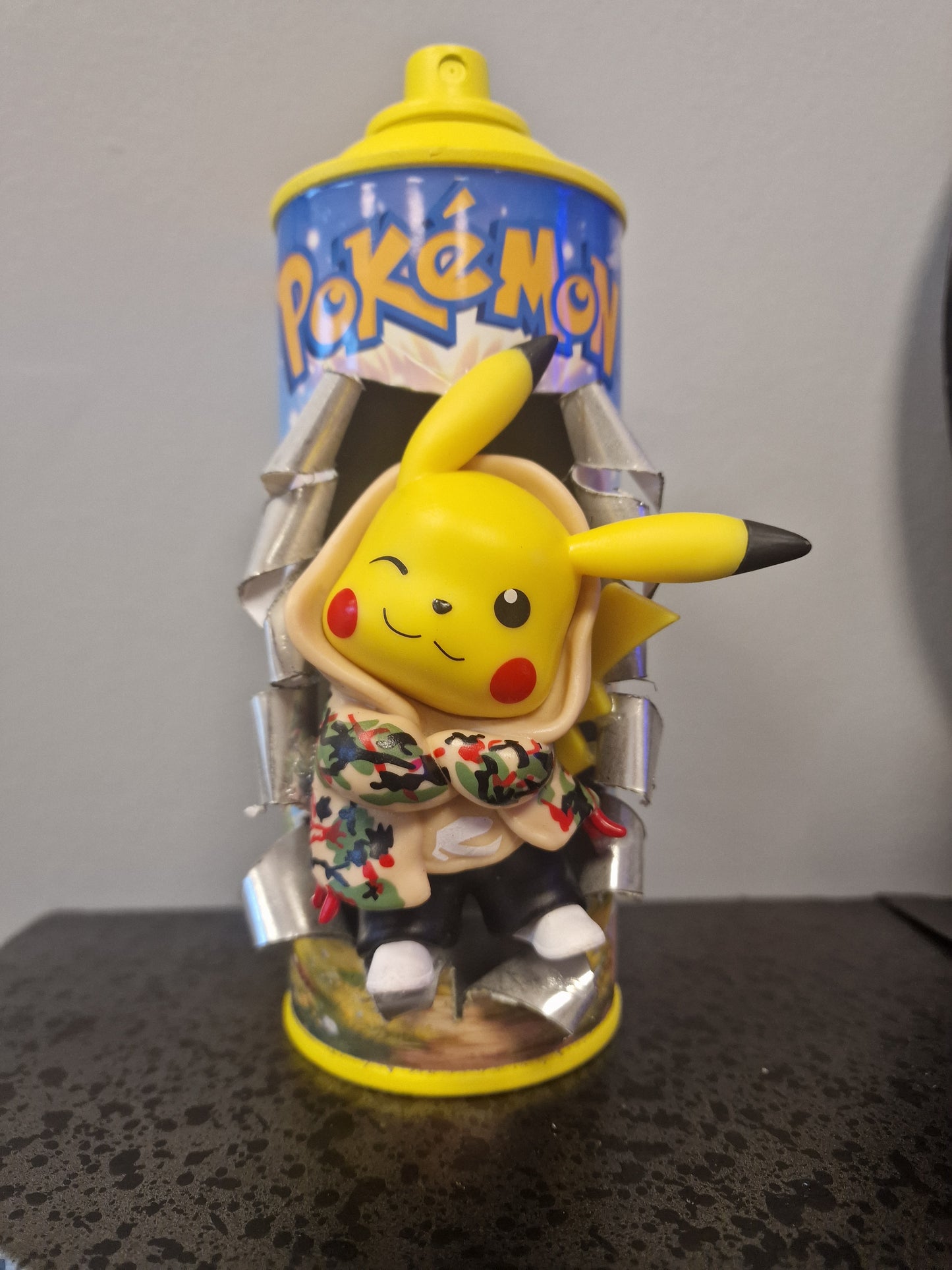 Bombe de peinture custom pokemon – Figurine pikachu pop culture artisanale