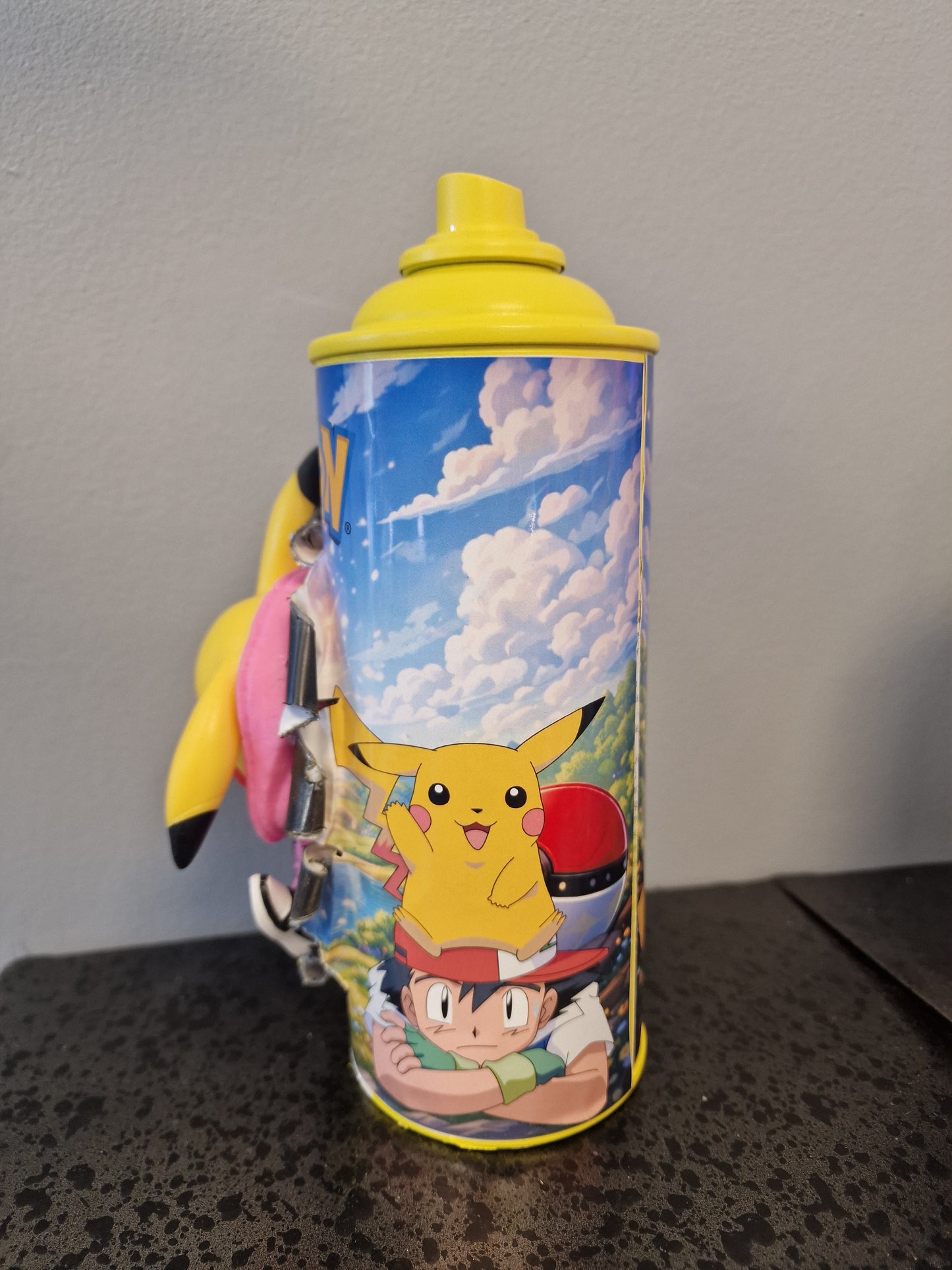 Bombe de peinture custom pokemon – Figurine pikachu rose pop culture artisanale