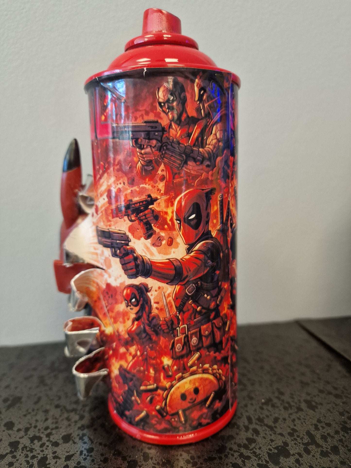 Bombe de peinture custom marvel – Figurine deadpool pikachu pop culture artisanale