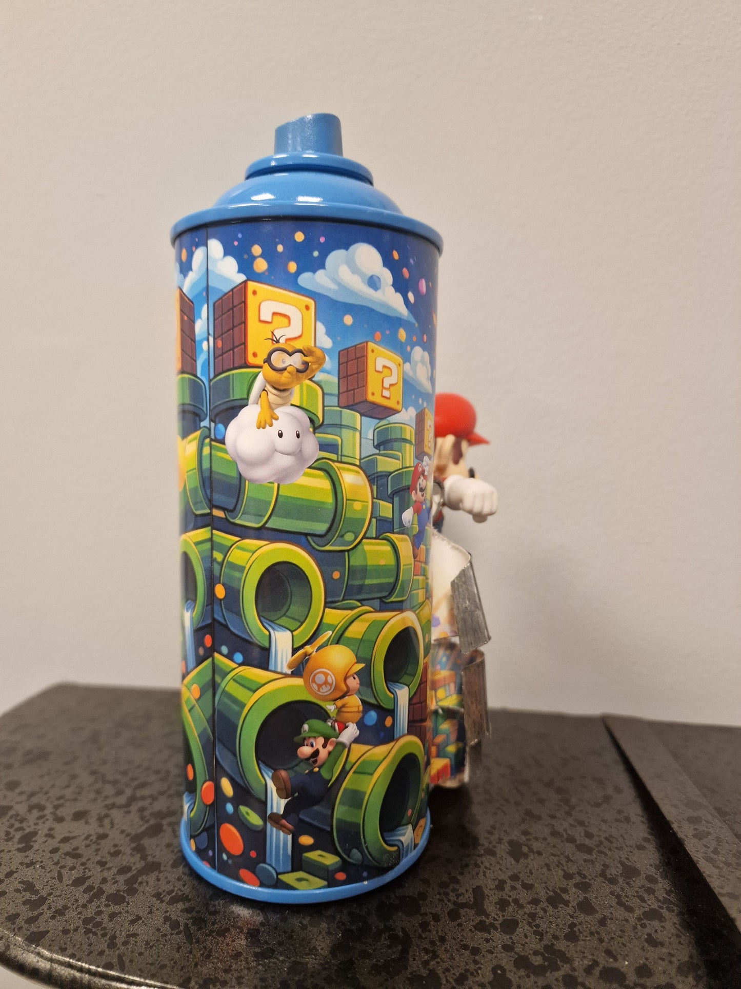 Bombe de peinture custom nintendo  – Figurine mario soccer pop culture artisanale
