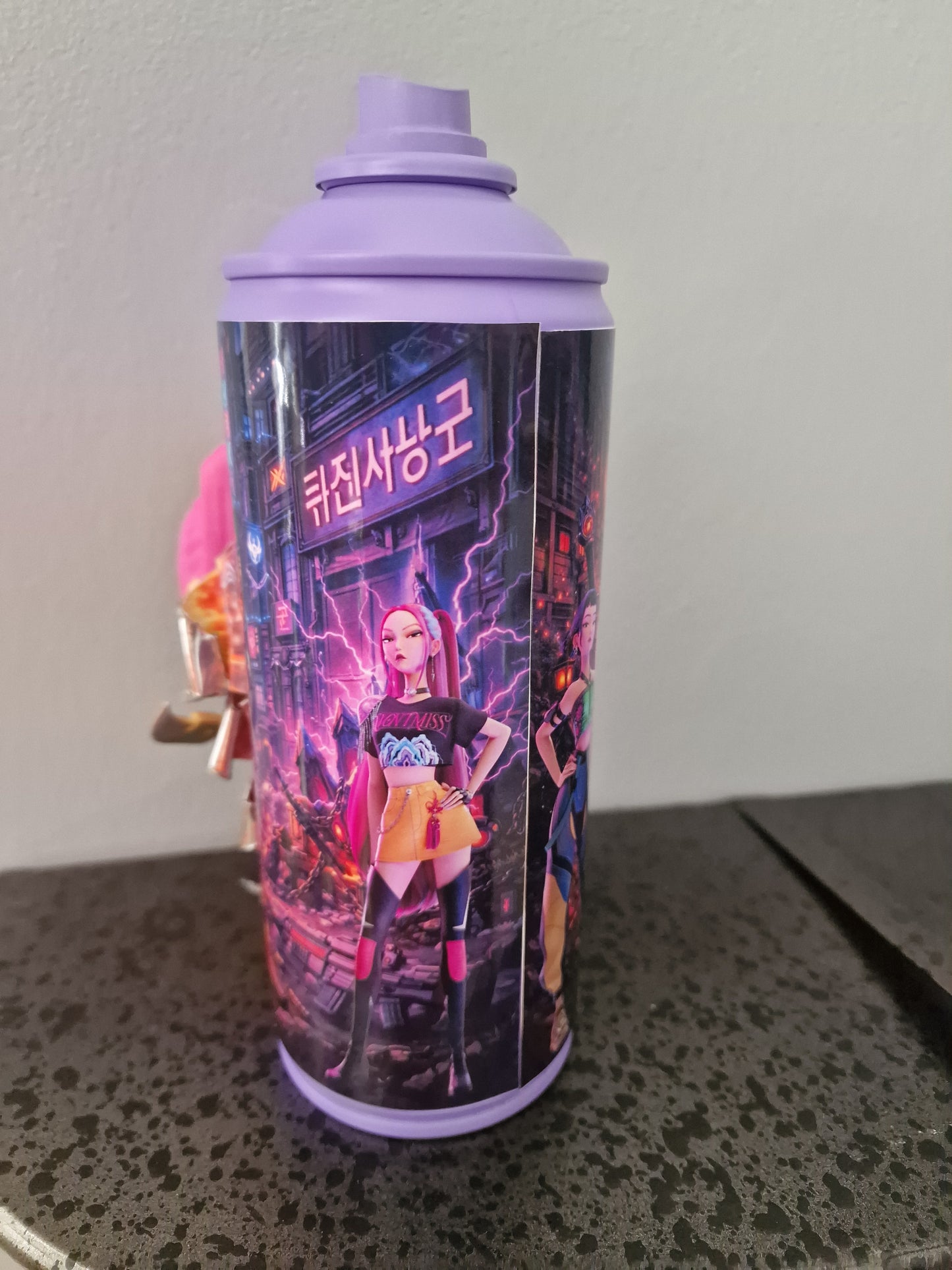 Bombe de peinture custom  – Figurine  mira Kpop demon hunter pop culture artisanale