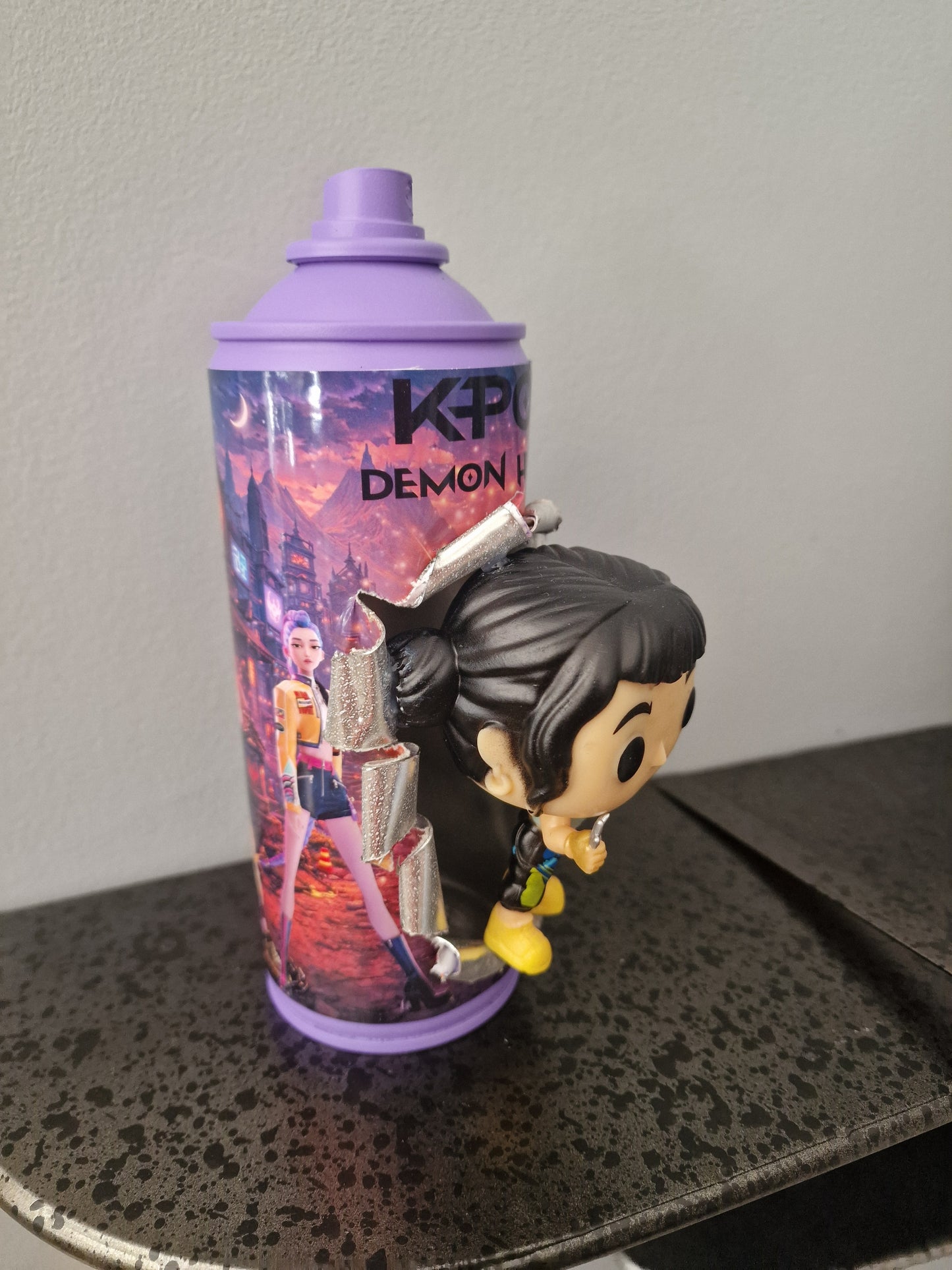 Bombe de peinture custom  – Figurine  zoey Kpop demon hunter pop culture artisanale