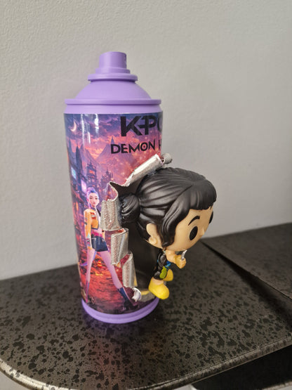 Bombe de peinture custom  – Figurine  zoey Kpop demon hunter pop culture artisanale