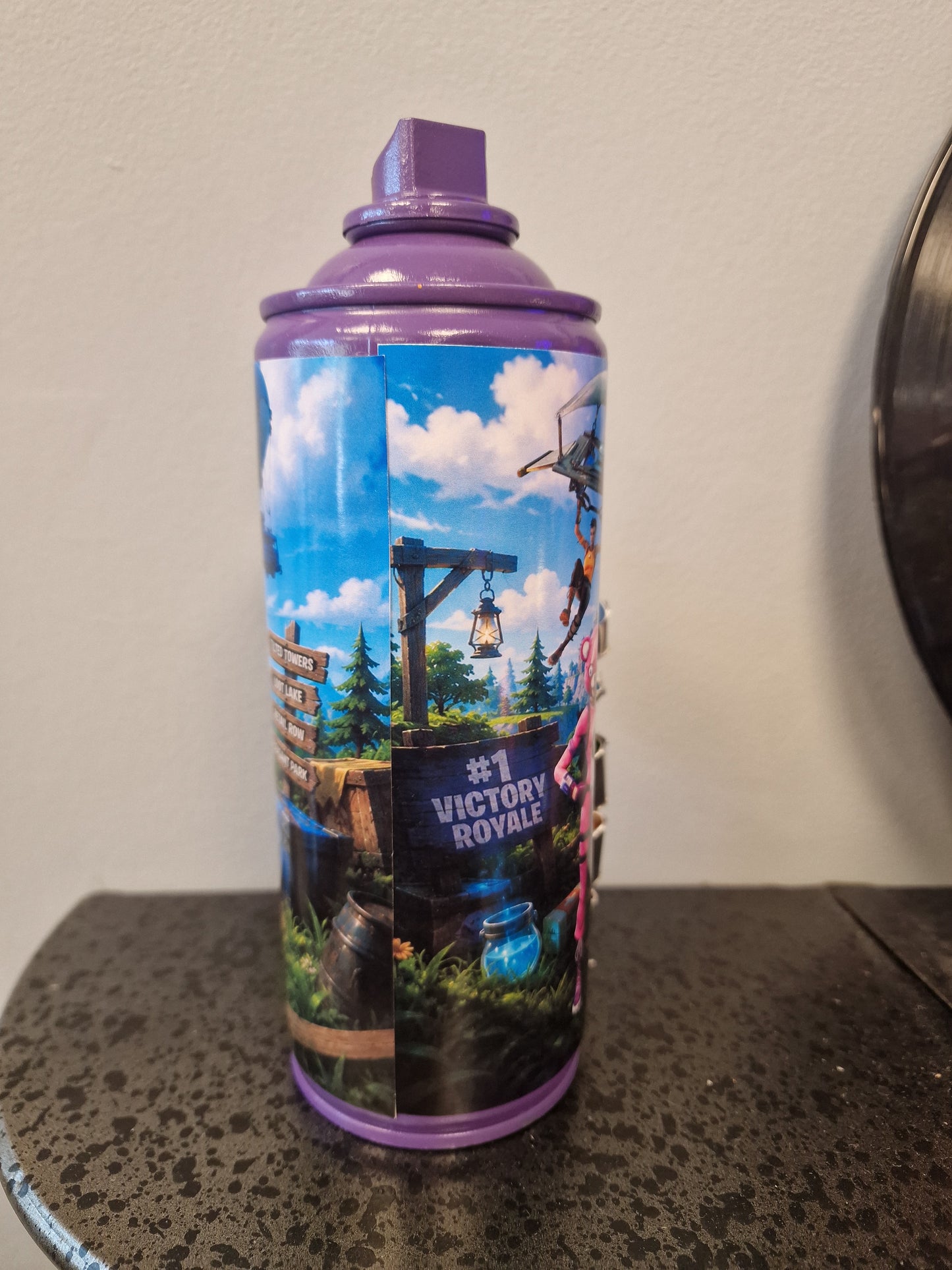 Bombe de peinture custom Fortnite – Loot Llama 3D – Déco Gaming Pop Art – Street Art Gamer – Pièce décorative originale
