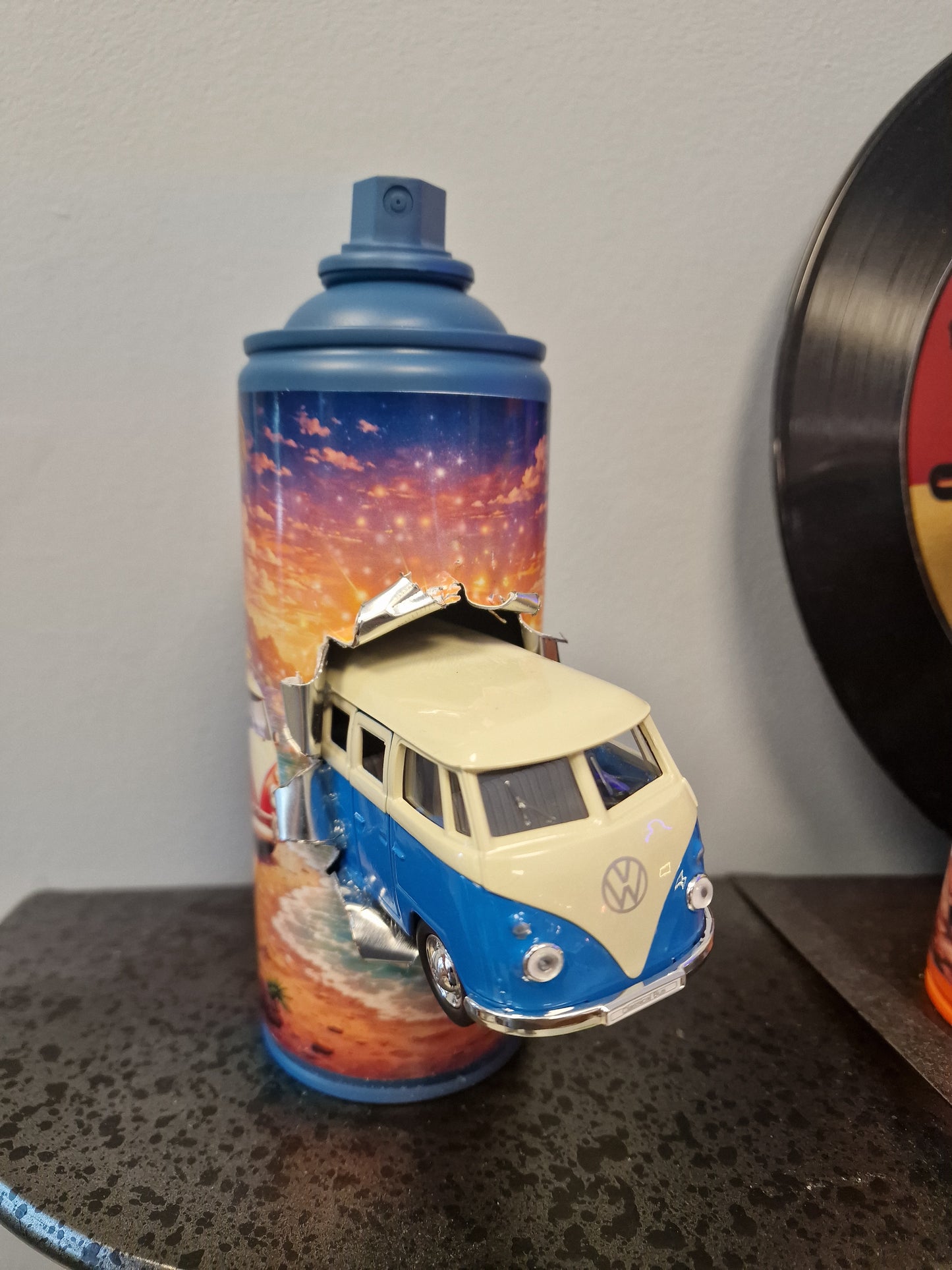 Bombe de peinture custom Volkswagen – Figurine combi pop culture artisanale