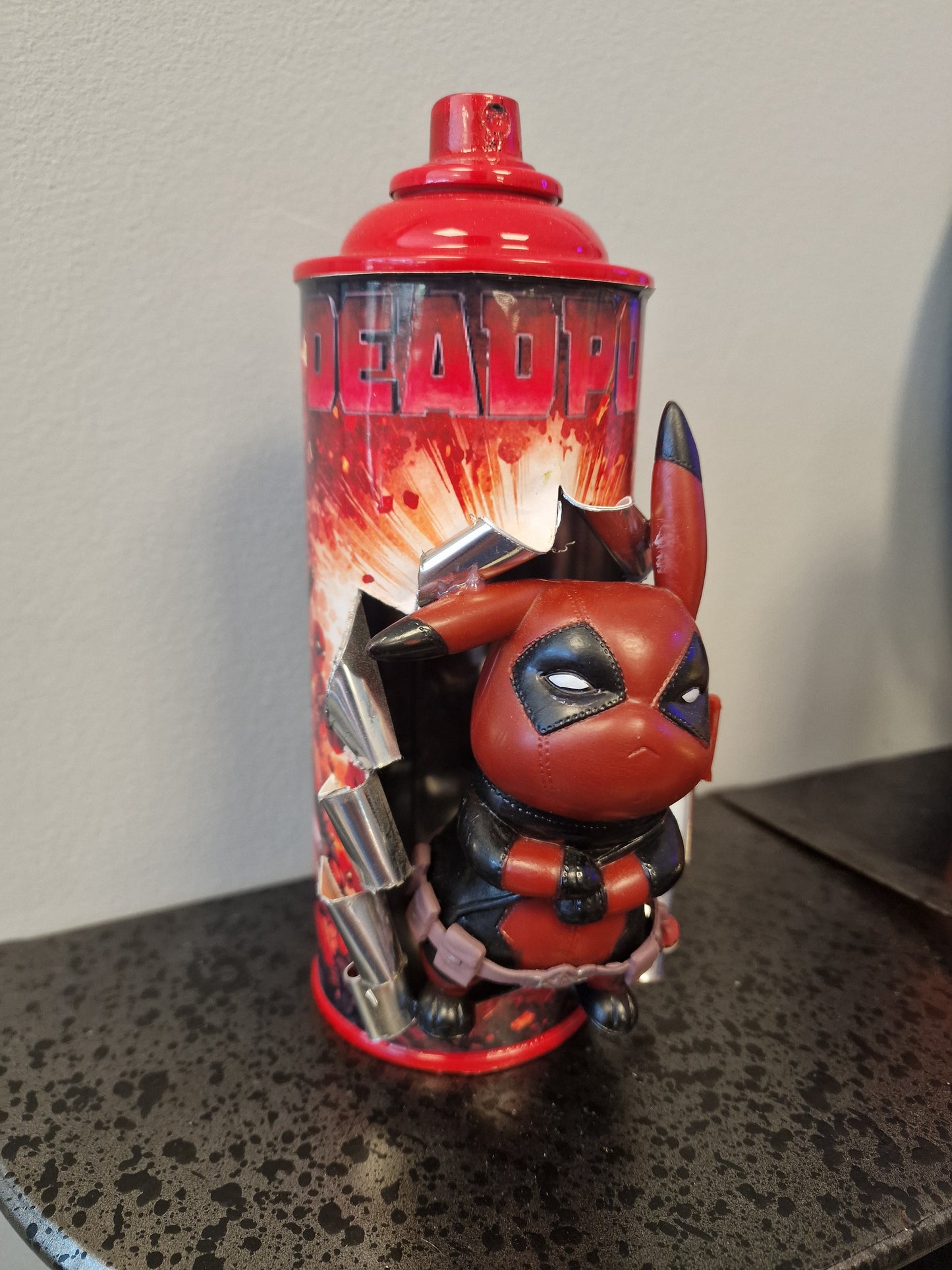 Bombe de peinture custom marvel – Figurine deadpool pikachu pop culture artisanale