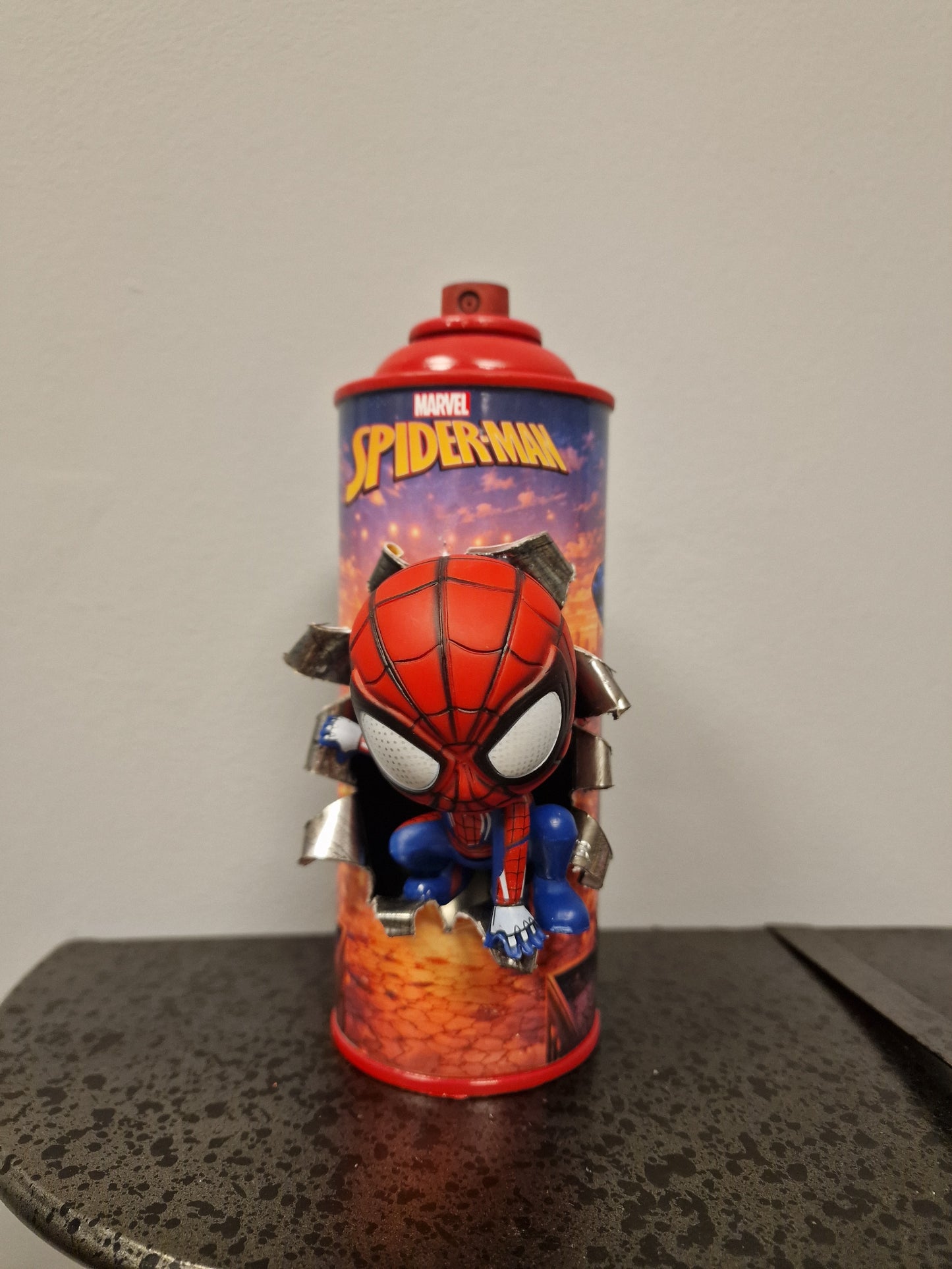 Bombe de peinture custom marvel – Figurine  little Spiderman pop culture artisanale