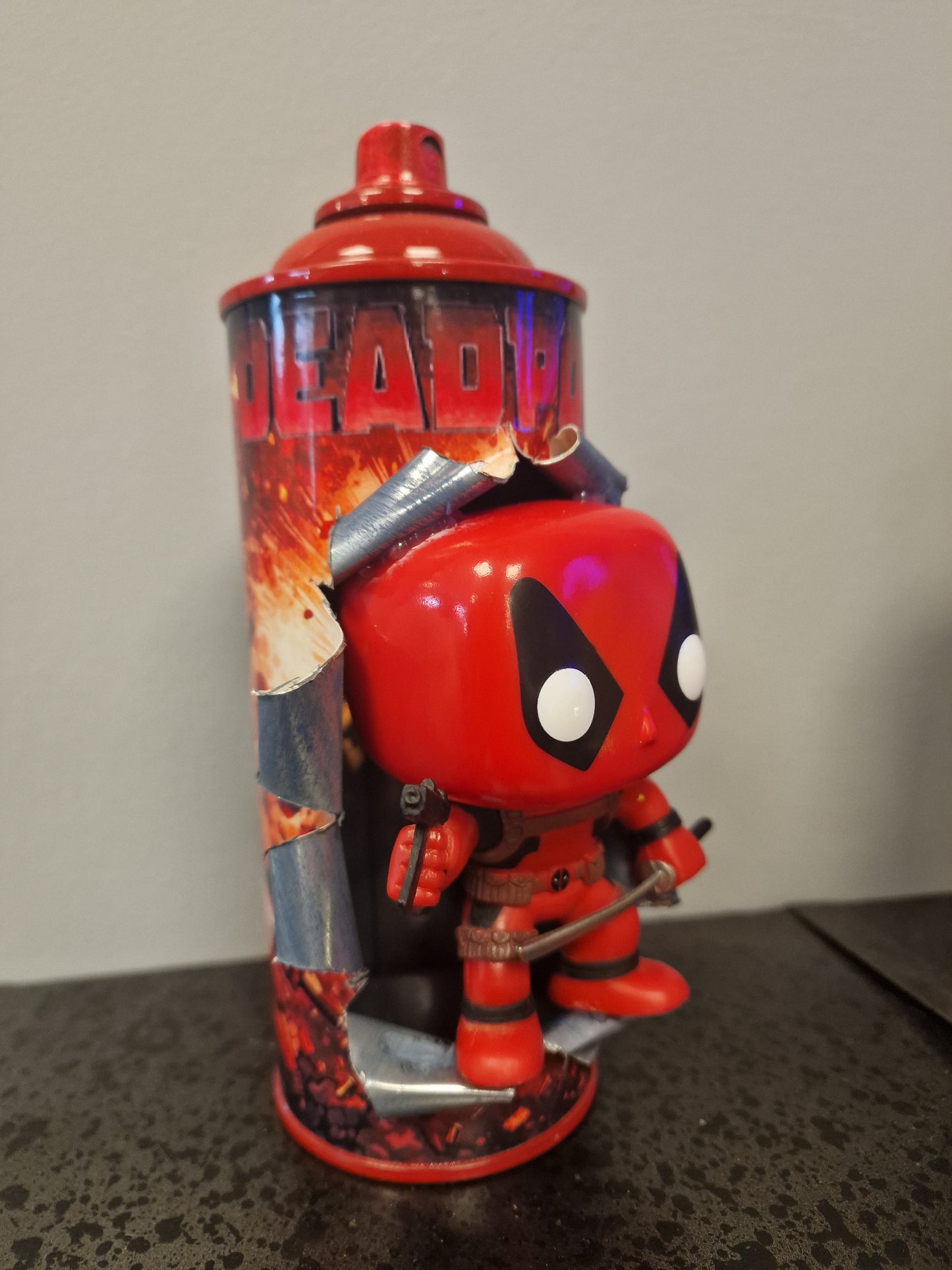 Bombe de peinture custom marvel – Figurine pop deadpool pop 2.0 culture artisanale
