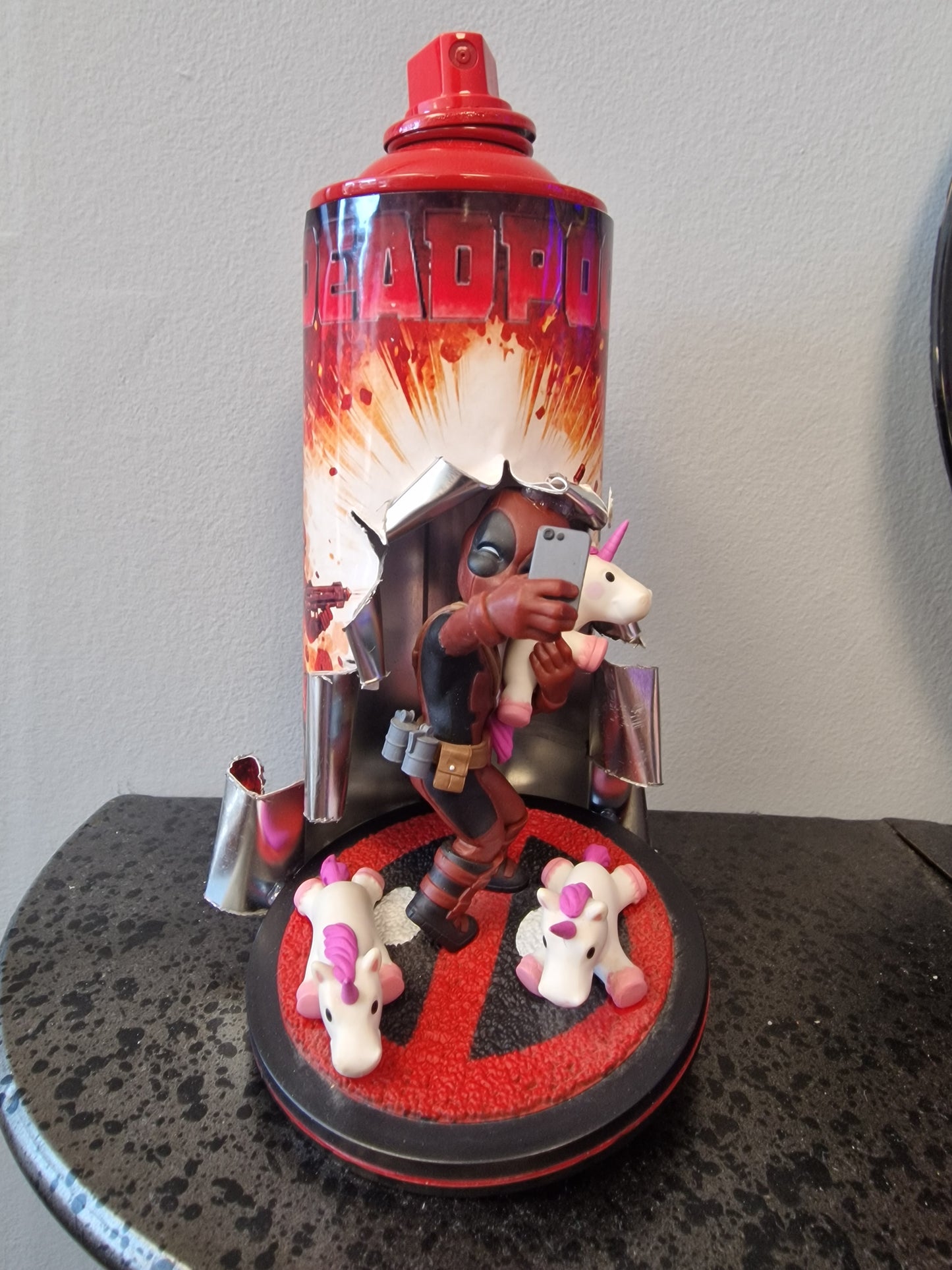 Bombe de peinture custom marvel – Figurine pop deadpool pop licorne culture artisanale