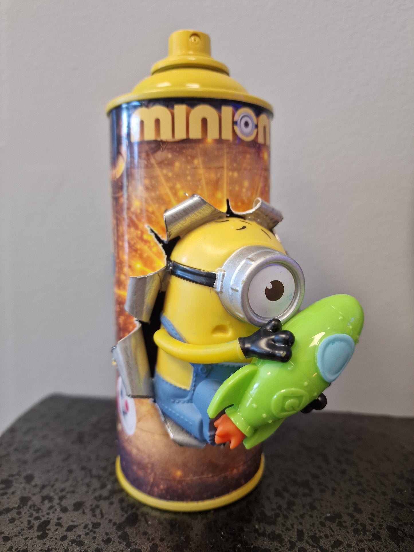 Bombe de peinture custom minions– Figurine des minions spacial pop culture artisanale