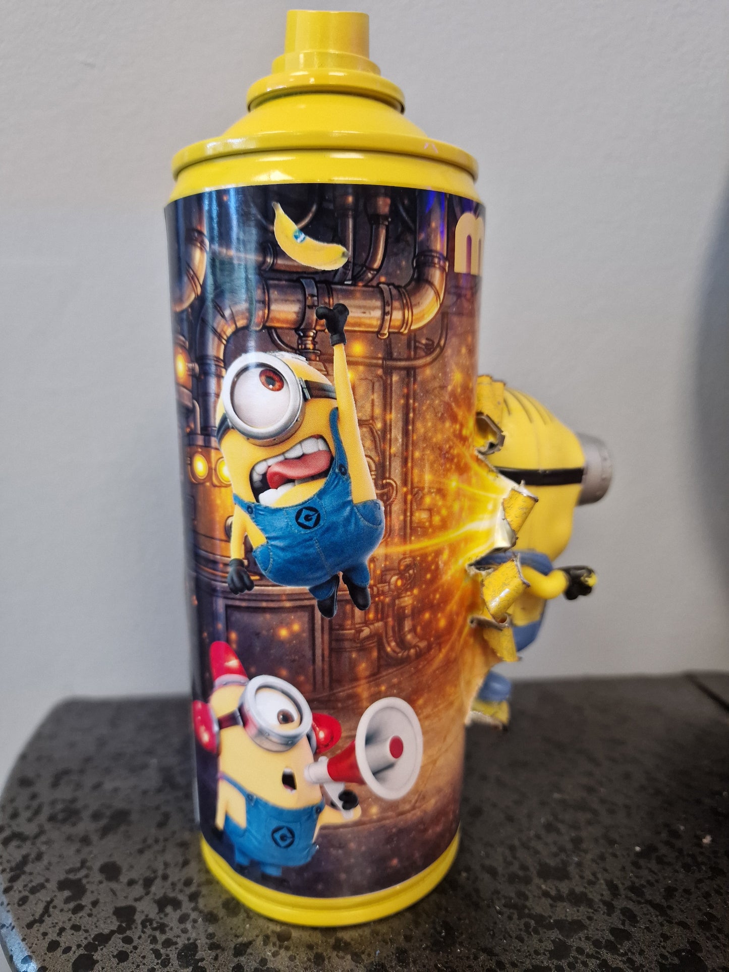 Bombe de peinture custom minions– Figurine des minions tong pop culture artisanale