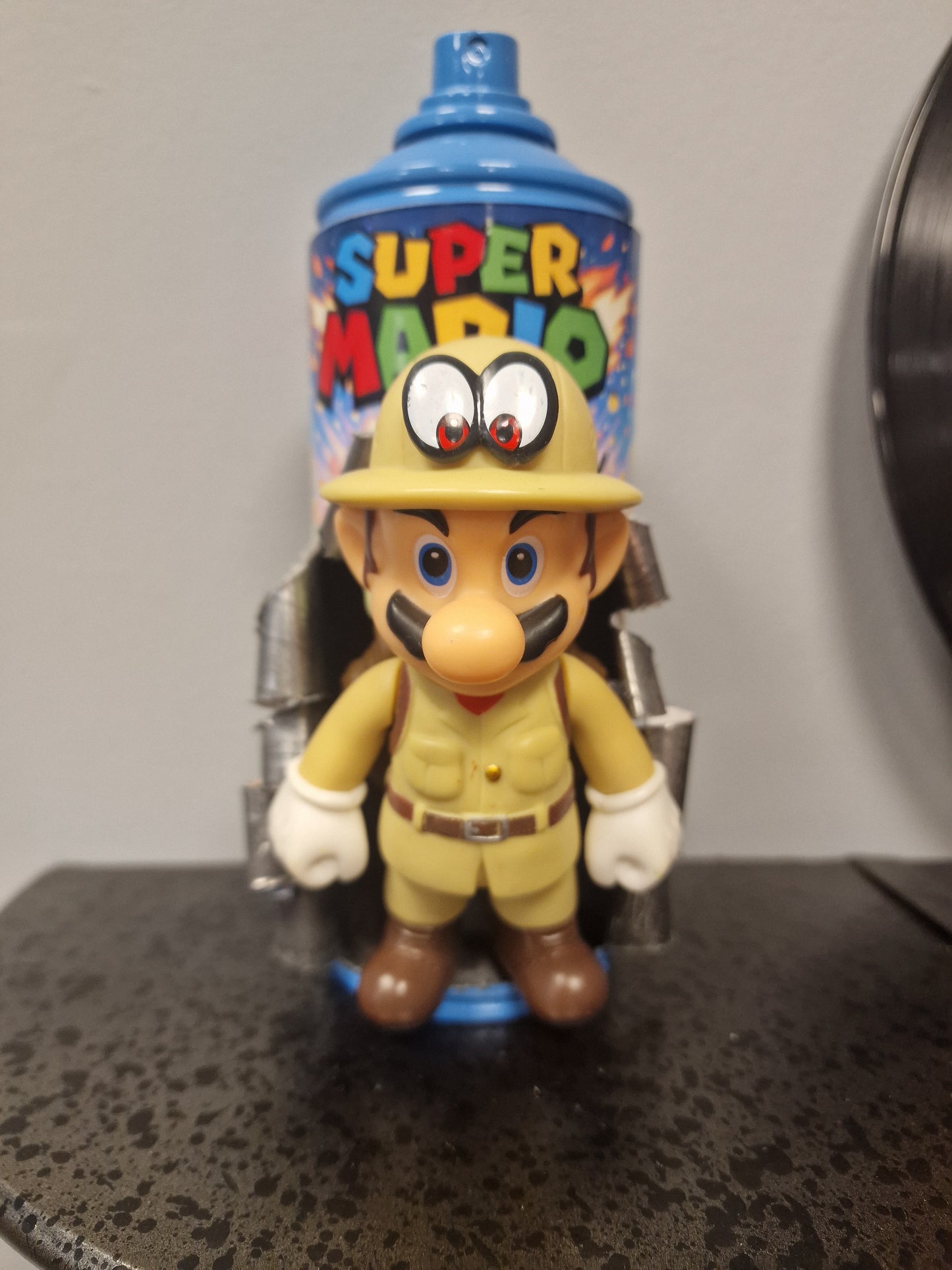 Bombe de peinture custom nintendo  – Figurine mario safari  pop culture artisanale